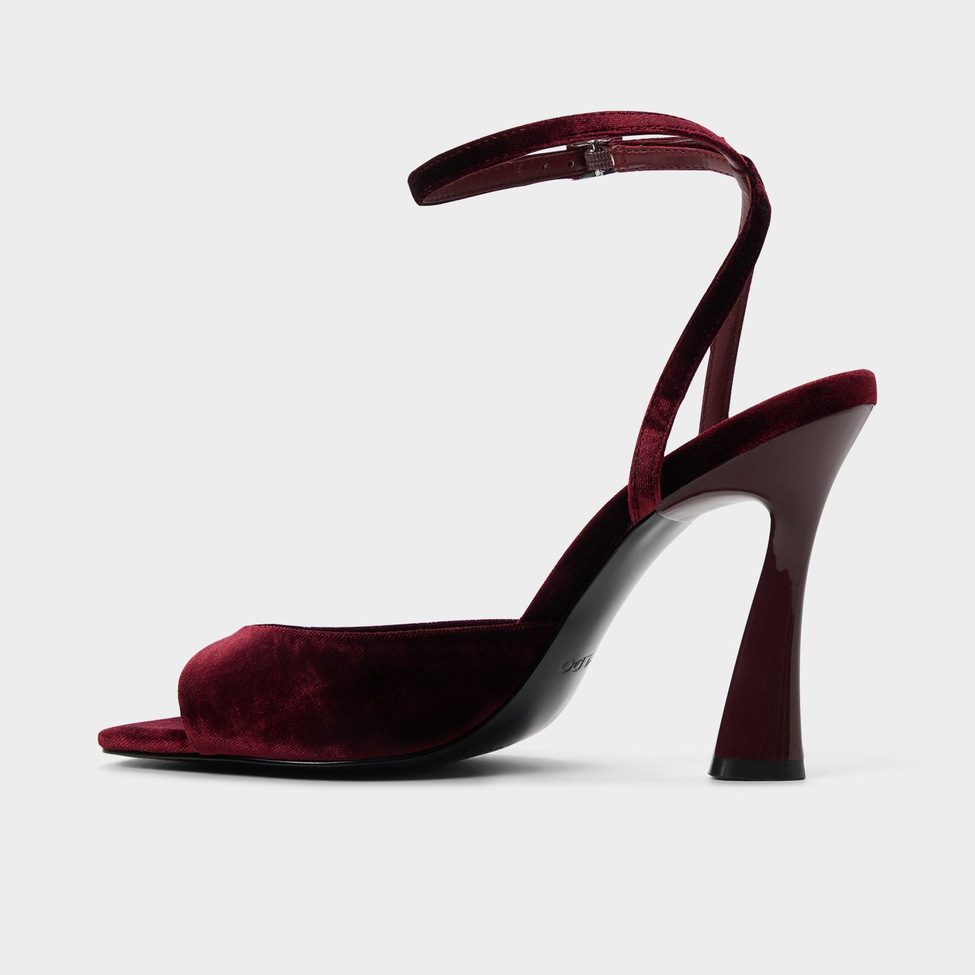 Side view of Bordo Alisonn