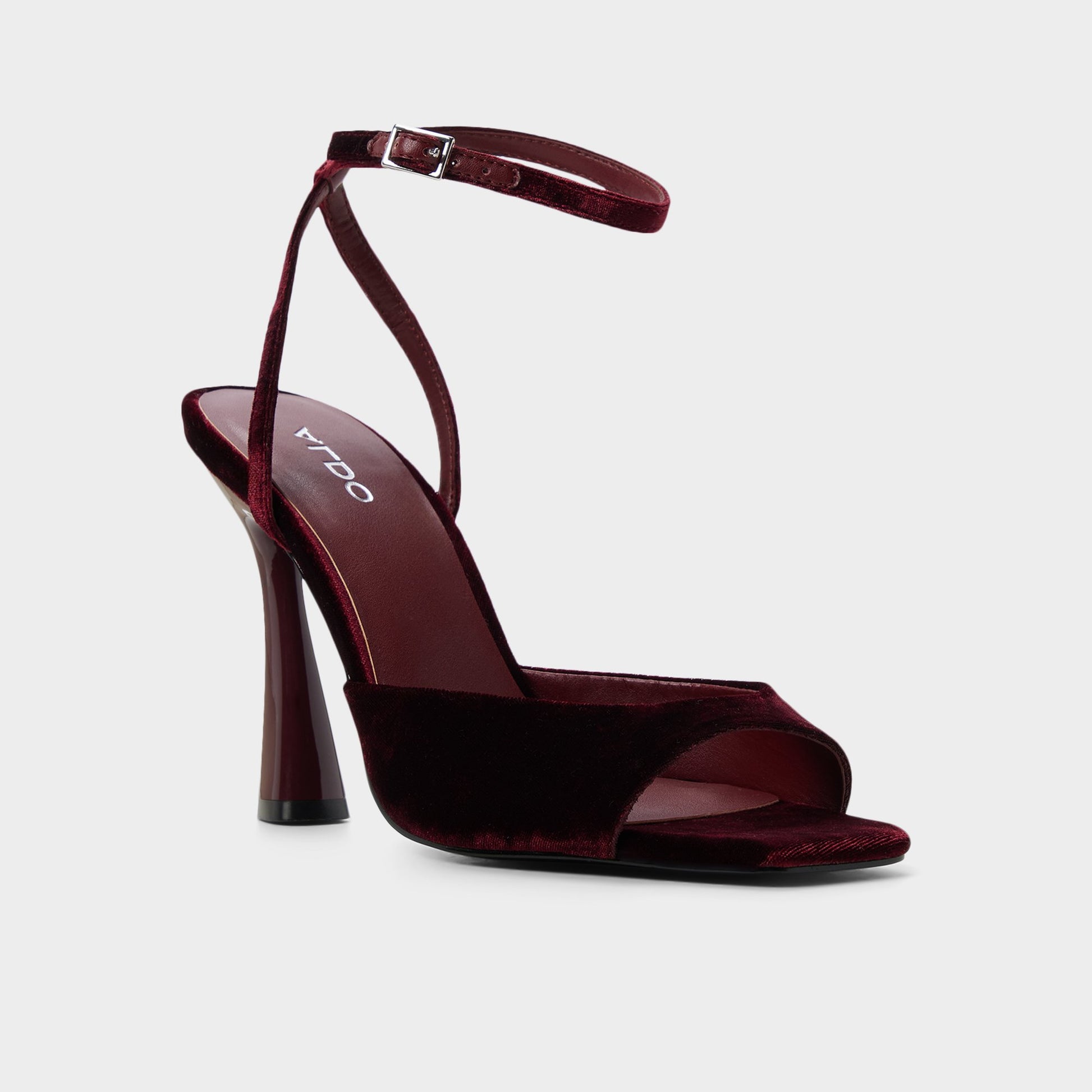 Three-quarter angle of Bordo Alisonn 's front side