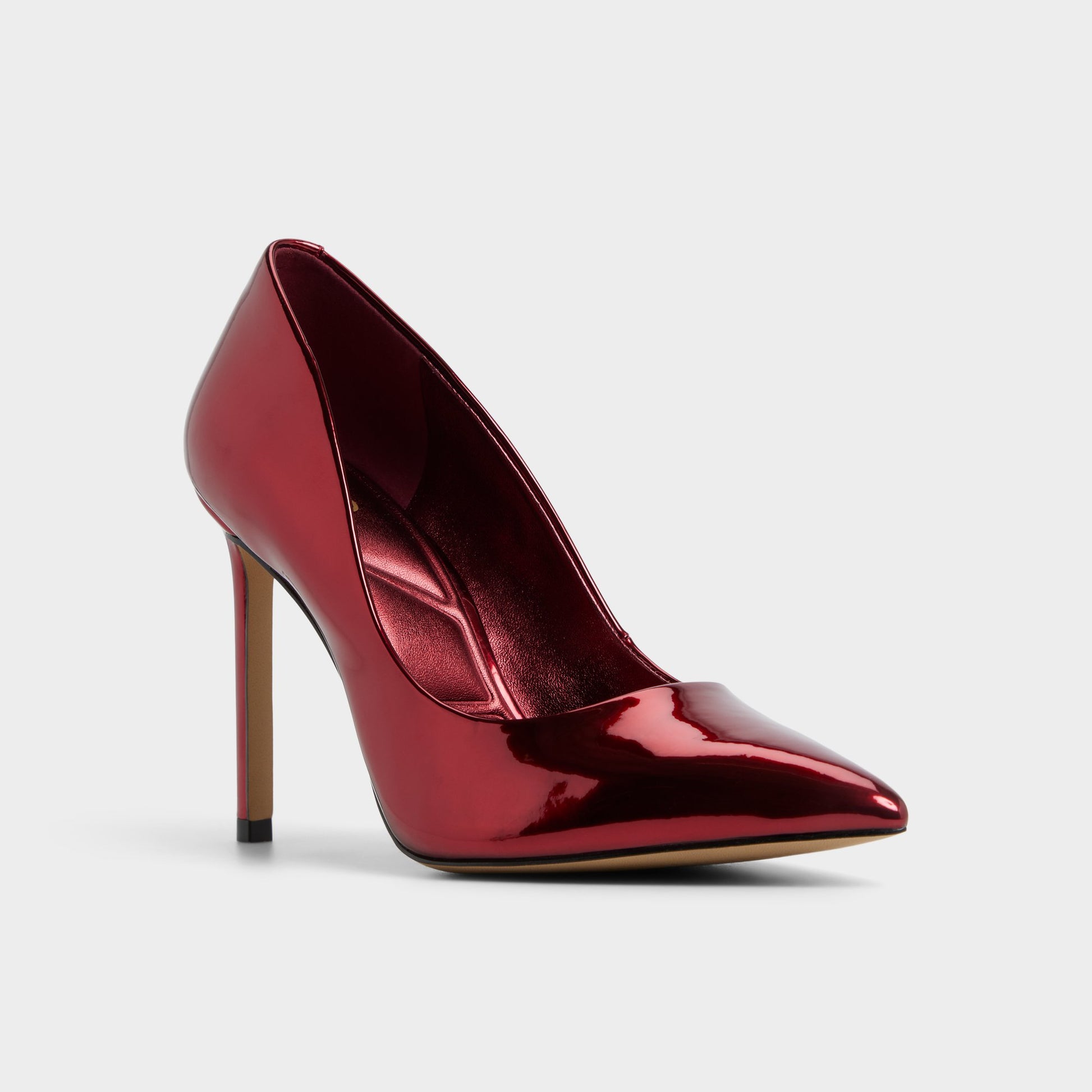 Three-quarter angle of Medium red Stessy2.0 Pump's front side