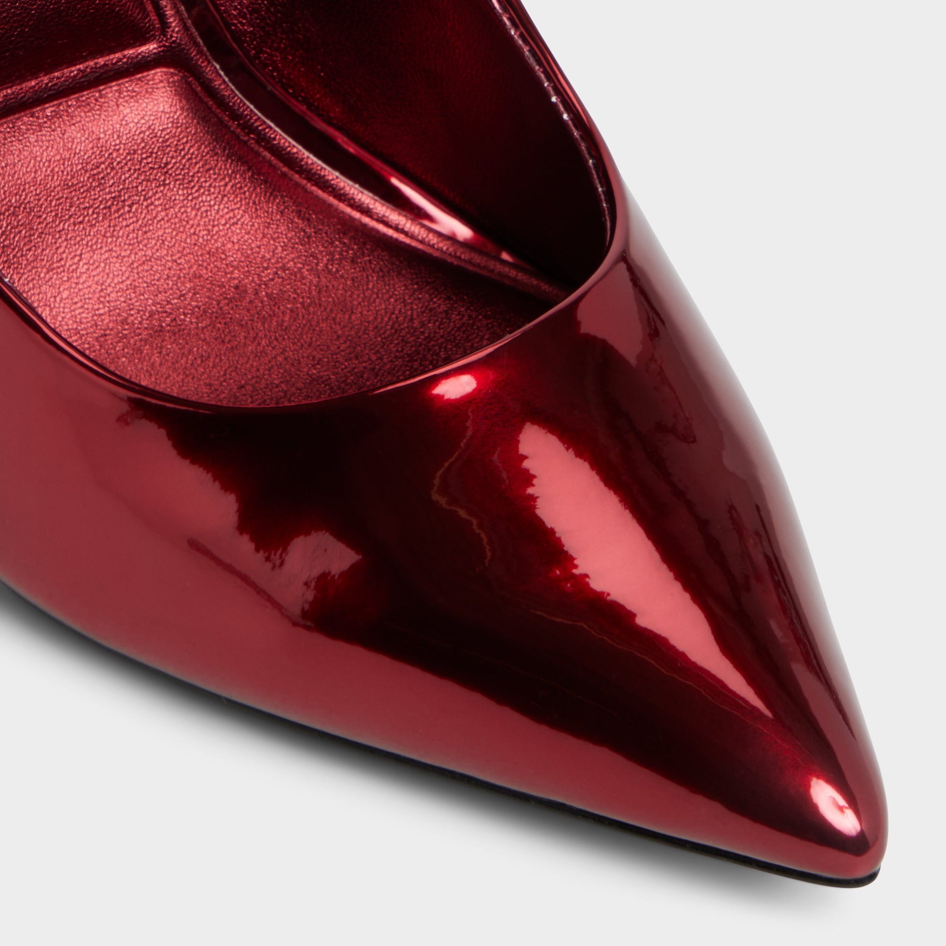 Close-up of the Medium red Stessy2.0 Pump