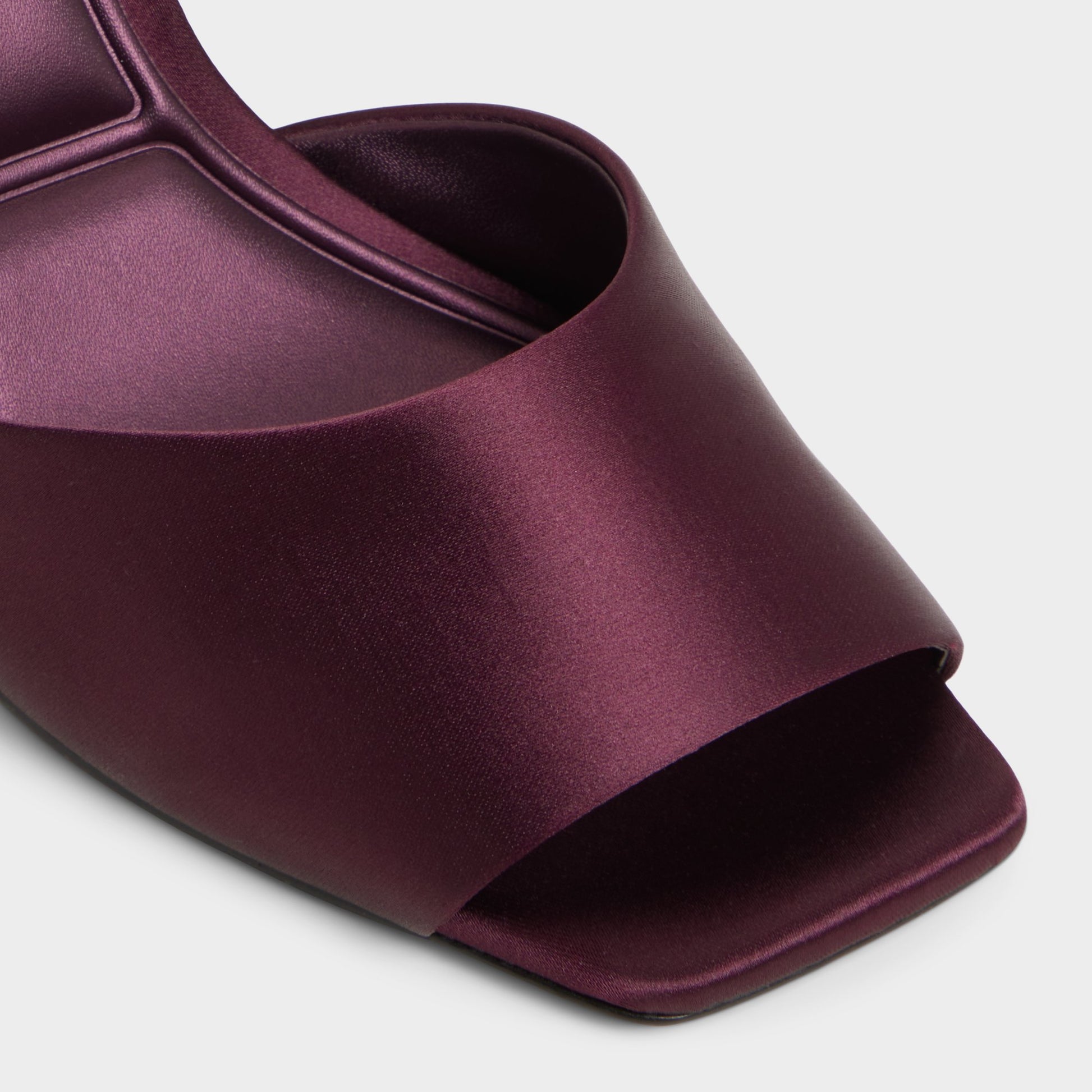 Close-up of the Bordo Kaiasien Strappy heeled sandal