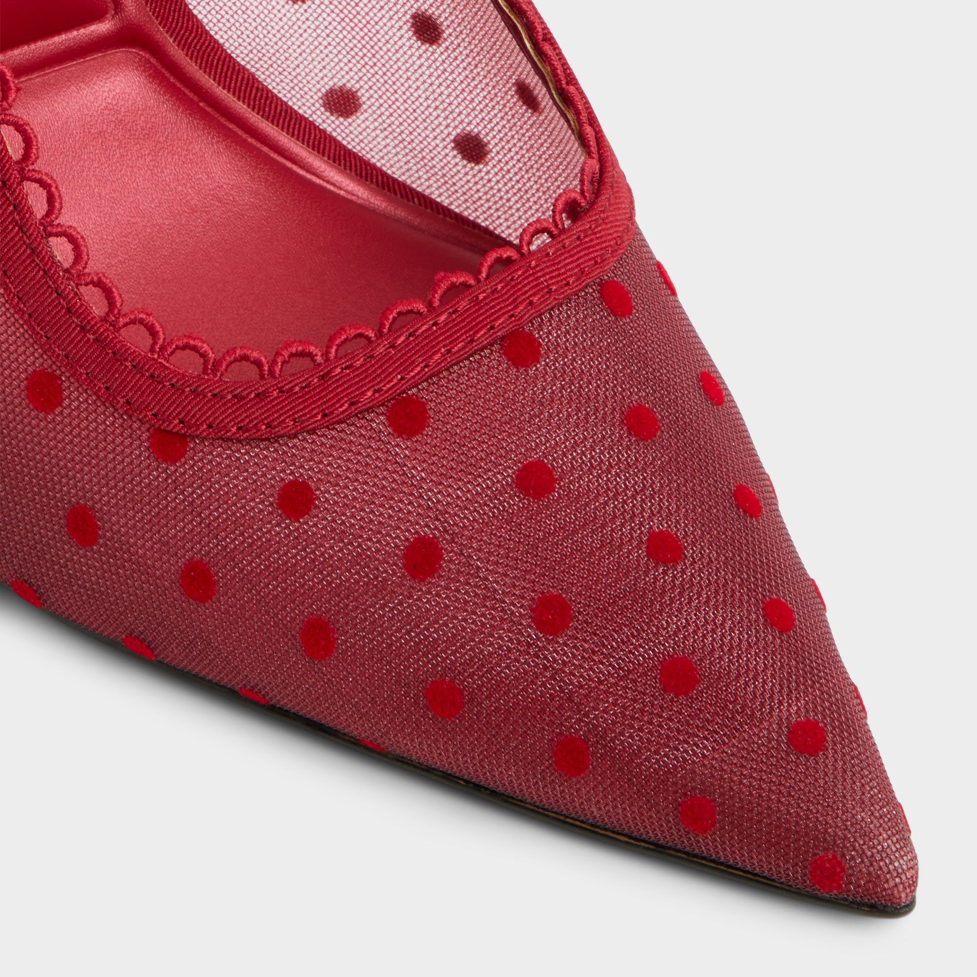 Close-up of the Dark red Hennie Slingback heel