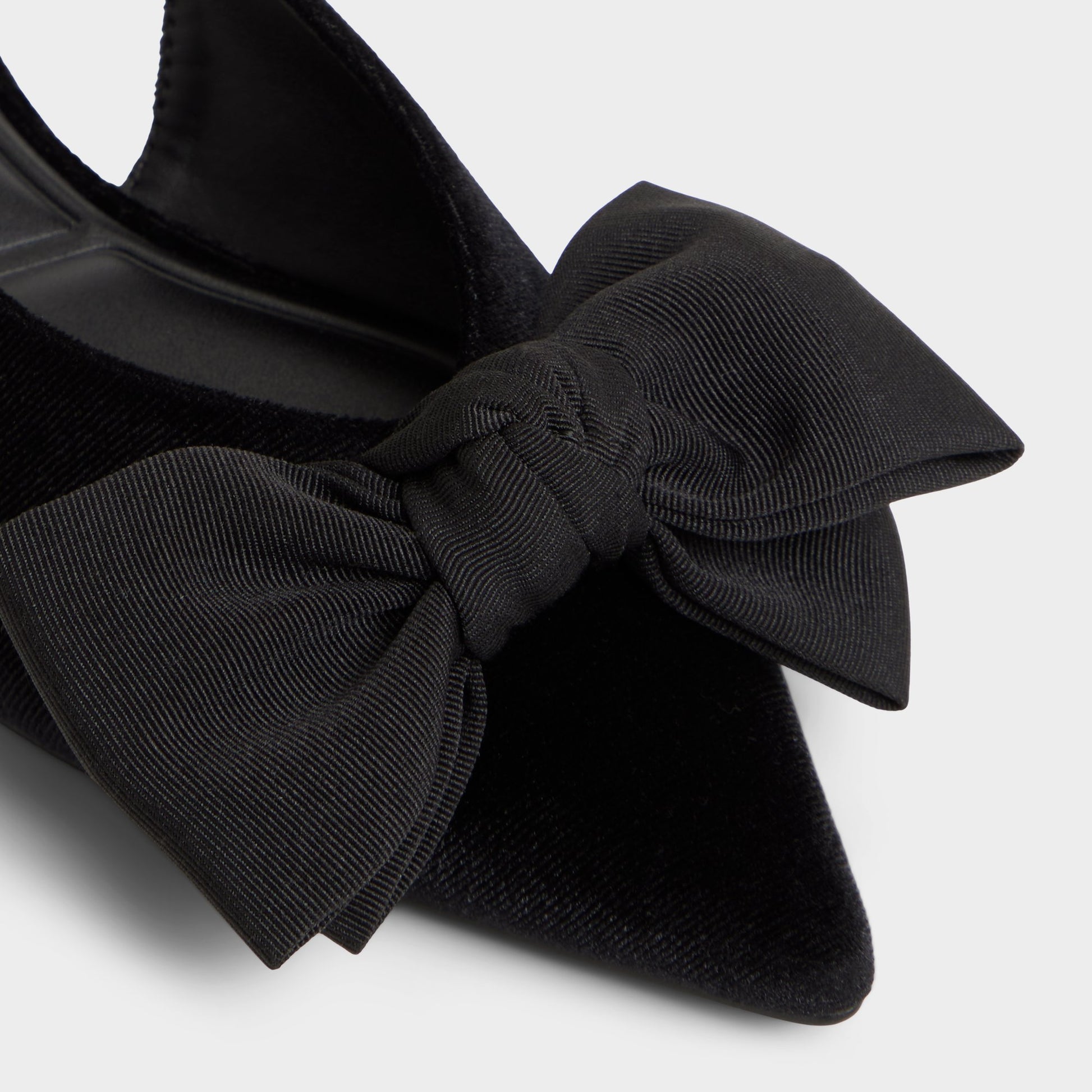 Gros plan de la Noir Festive Ballerine à bride arrière