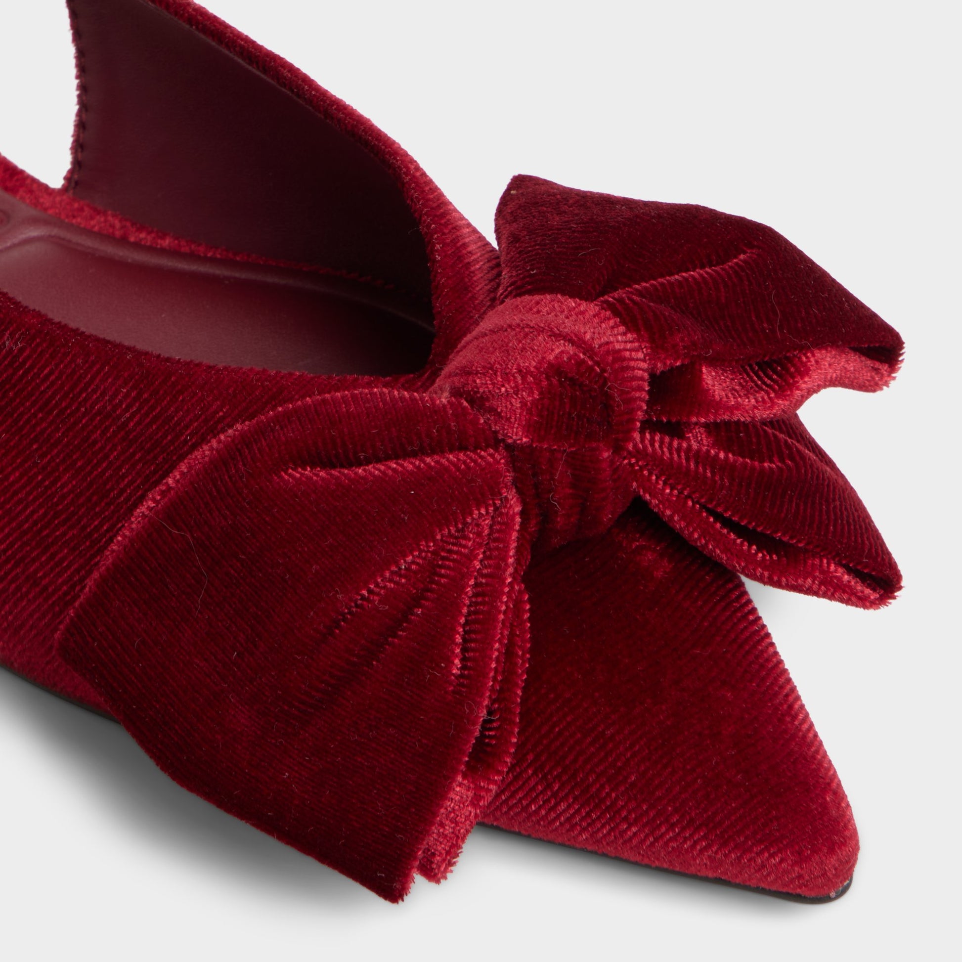 Gros plan de la Rouge Moyen Festive Ballerine à bride arrière