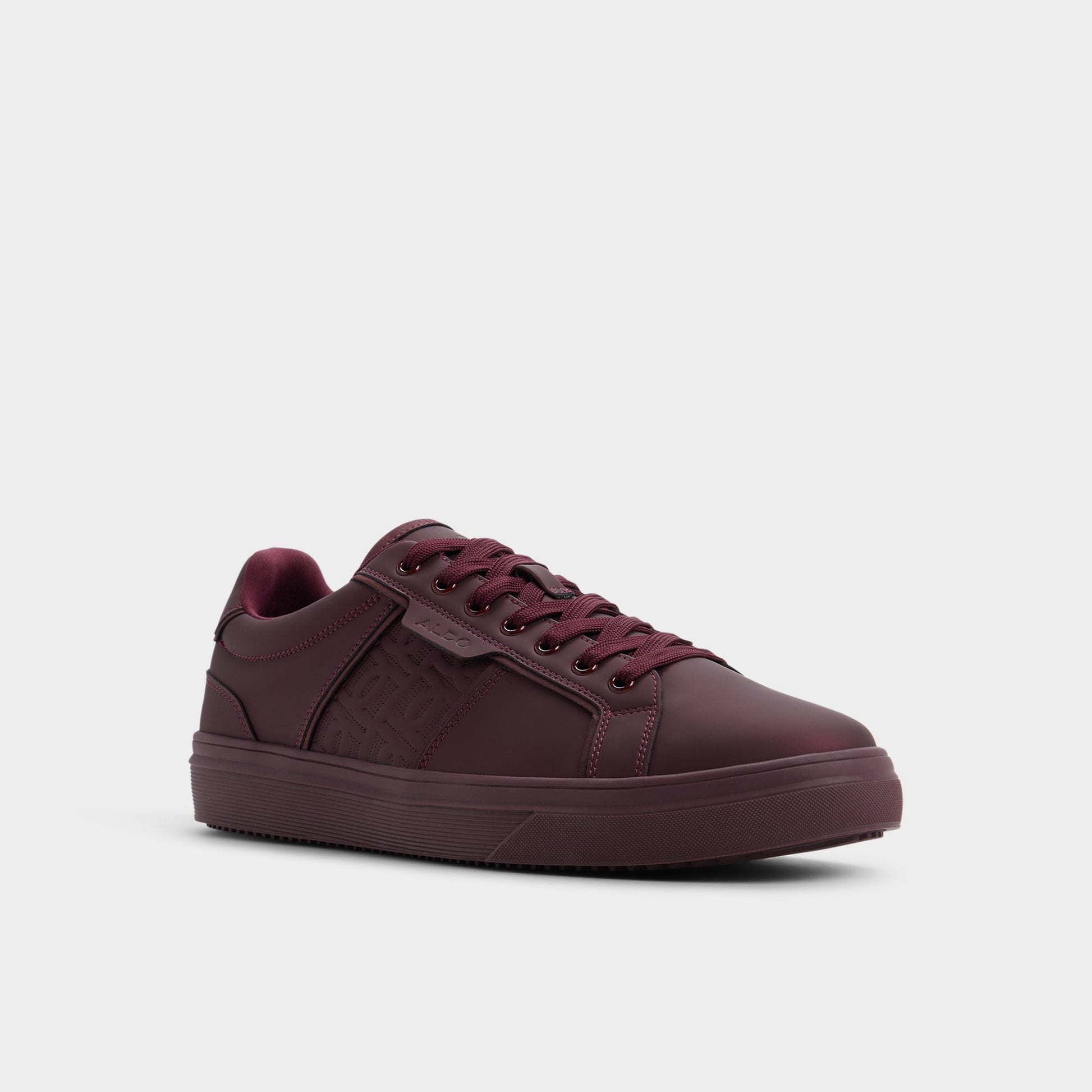 Three-quarter angle of Bordo Ccourtline Low top sneaker's front side