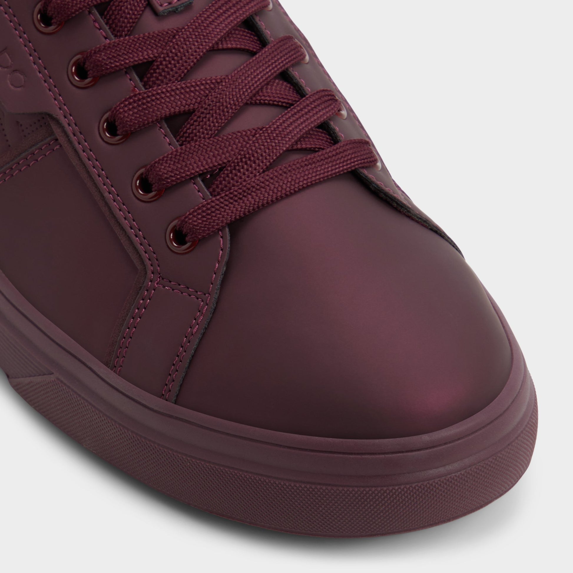Close-up of the Bordo Ccourtline Low top sneaker