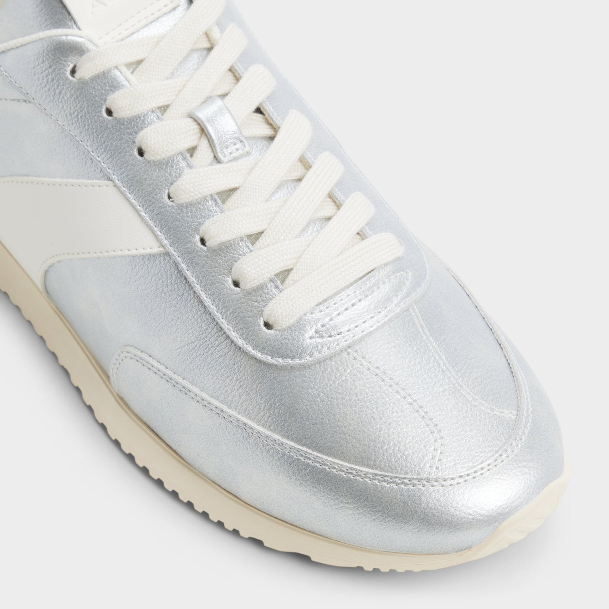 Close-up of the Silver Nathaniel Low top sneaker