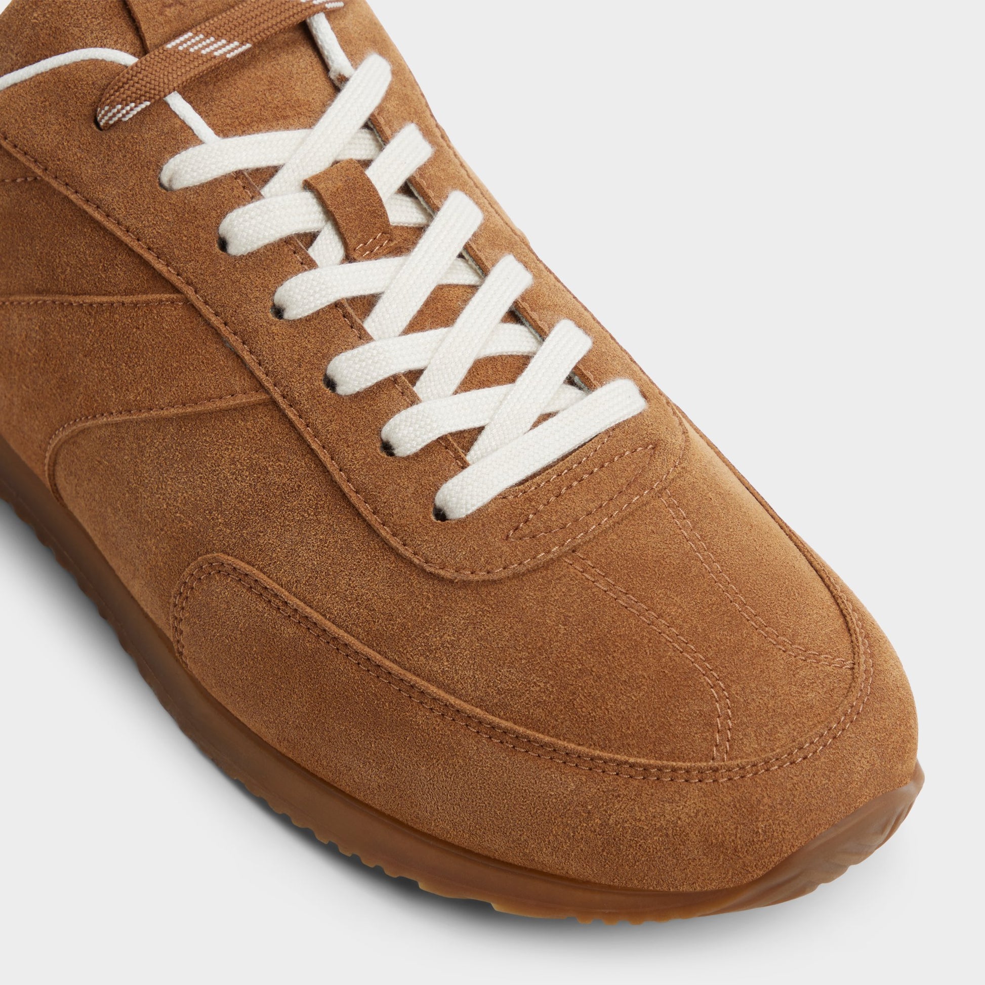 Close-up of the Light brown Nathaniel Low top sneaker
