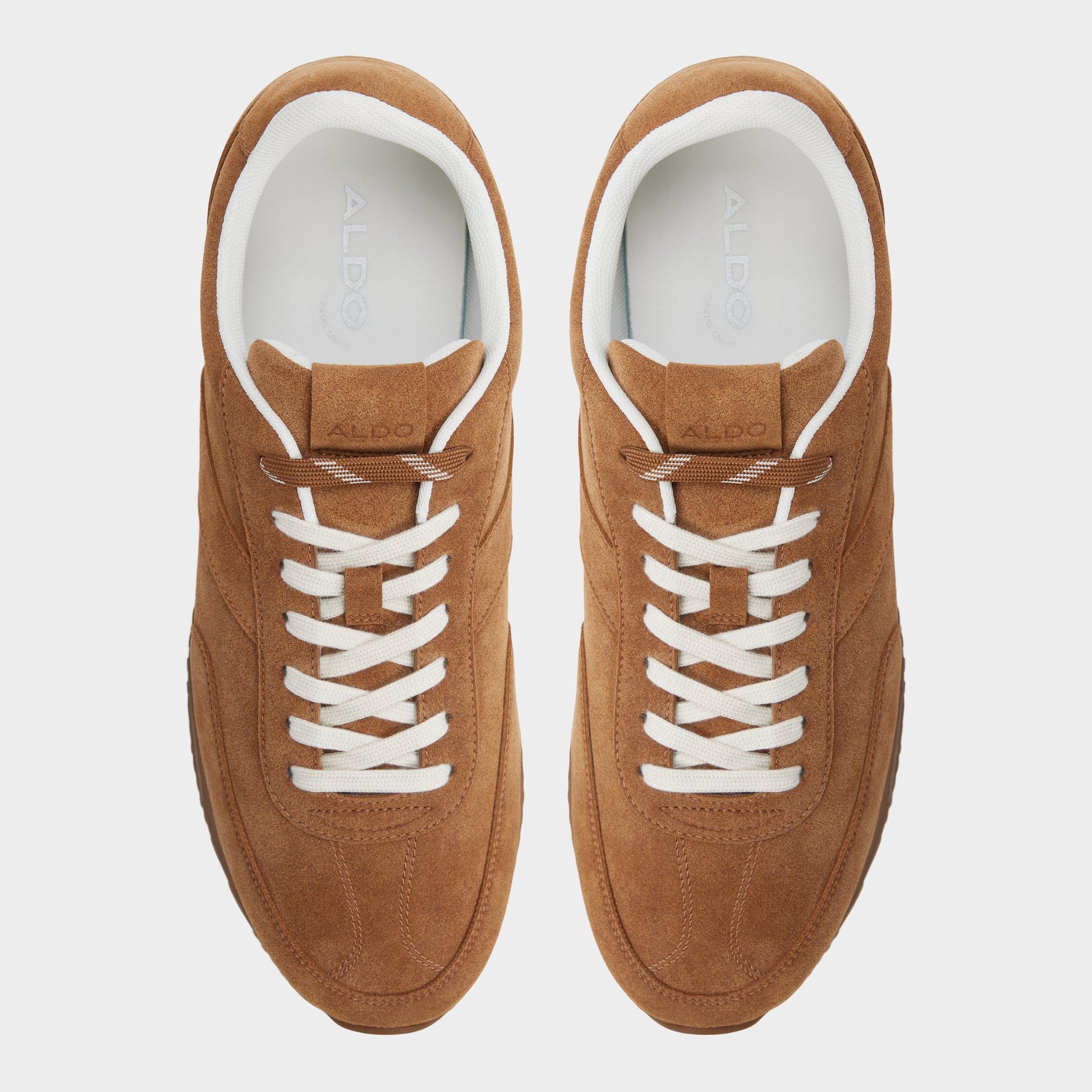 Top-down view of the Light brown Nathaniel Low top sneaker