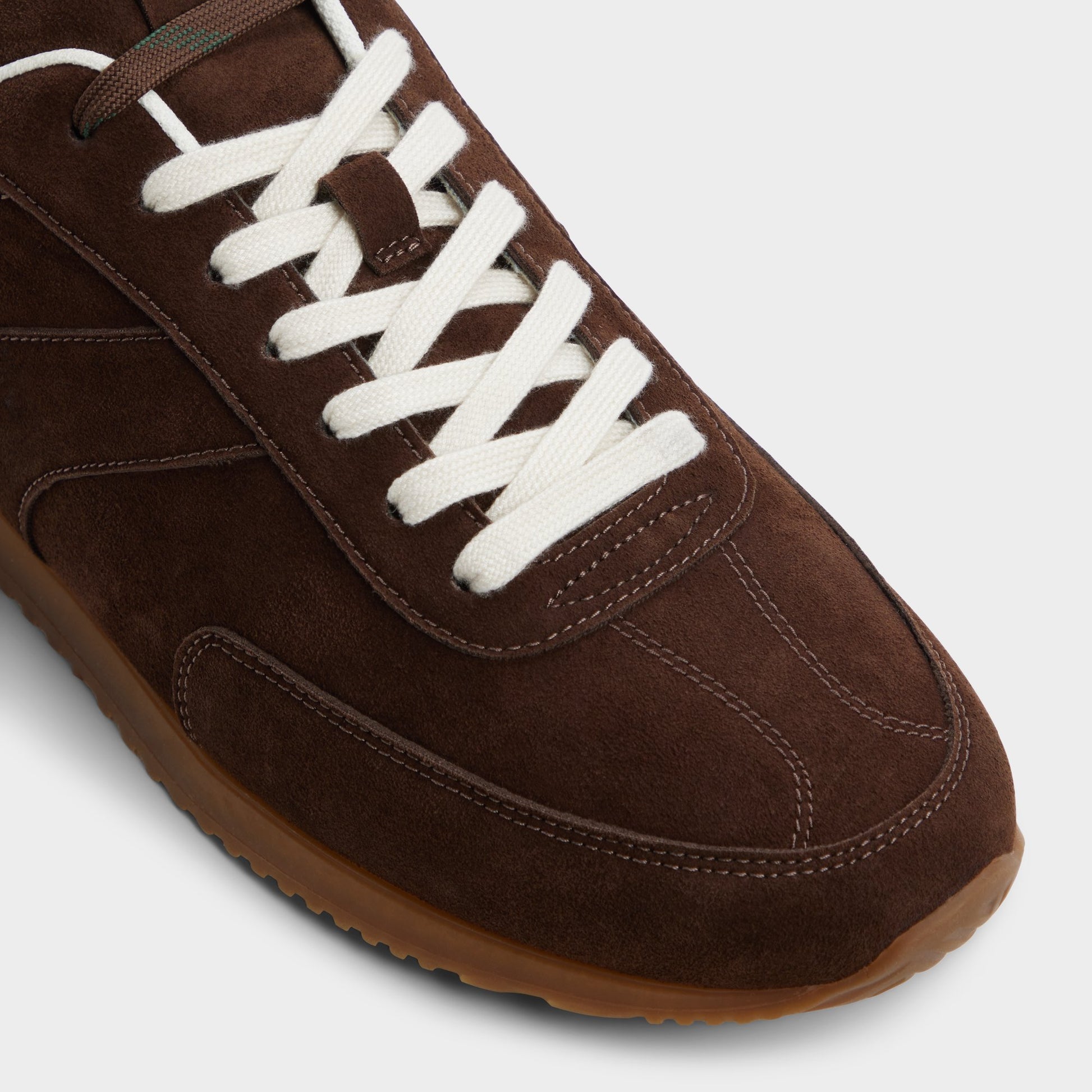 Close-up of the Dark brown Nathaniel Low top sneaker