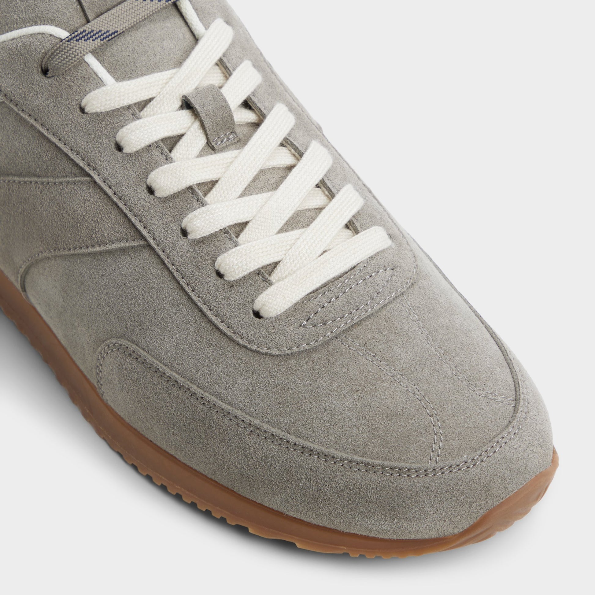 Close-up of the Light grey Nathaniel Low top sneaker