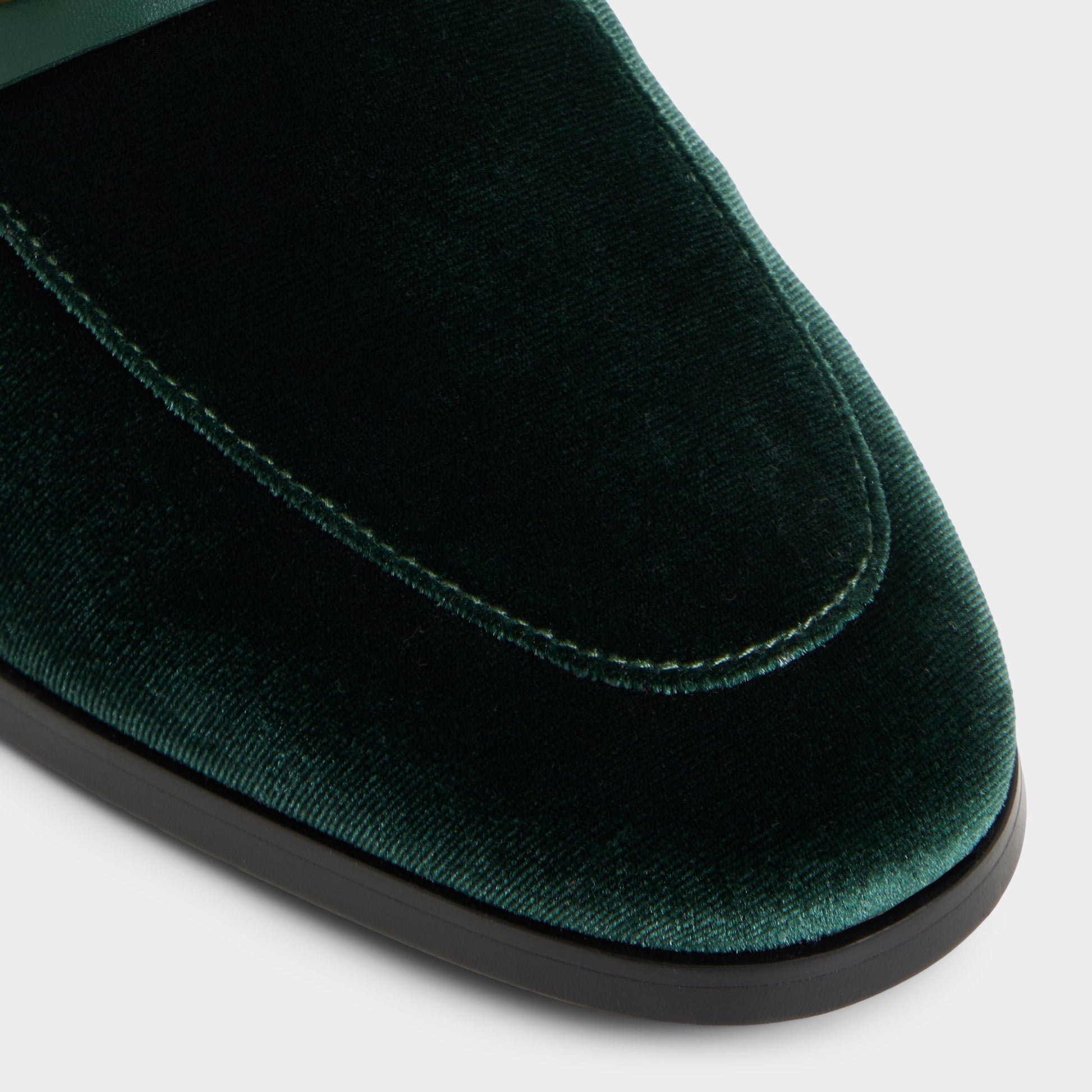 Close-up of the Dark green Samuel Loafer