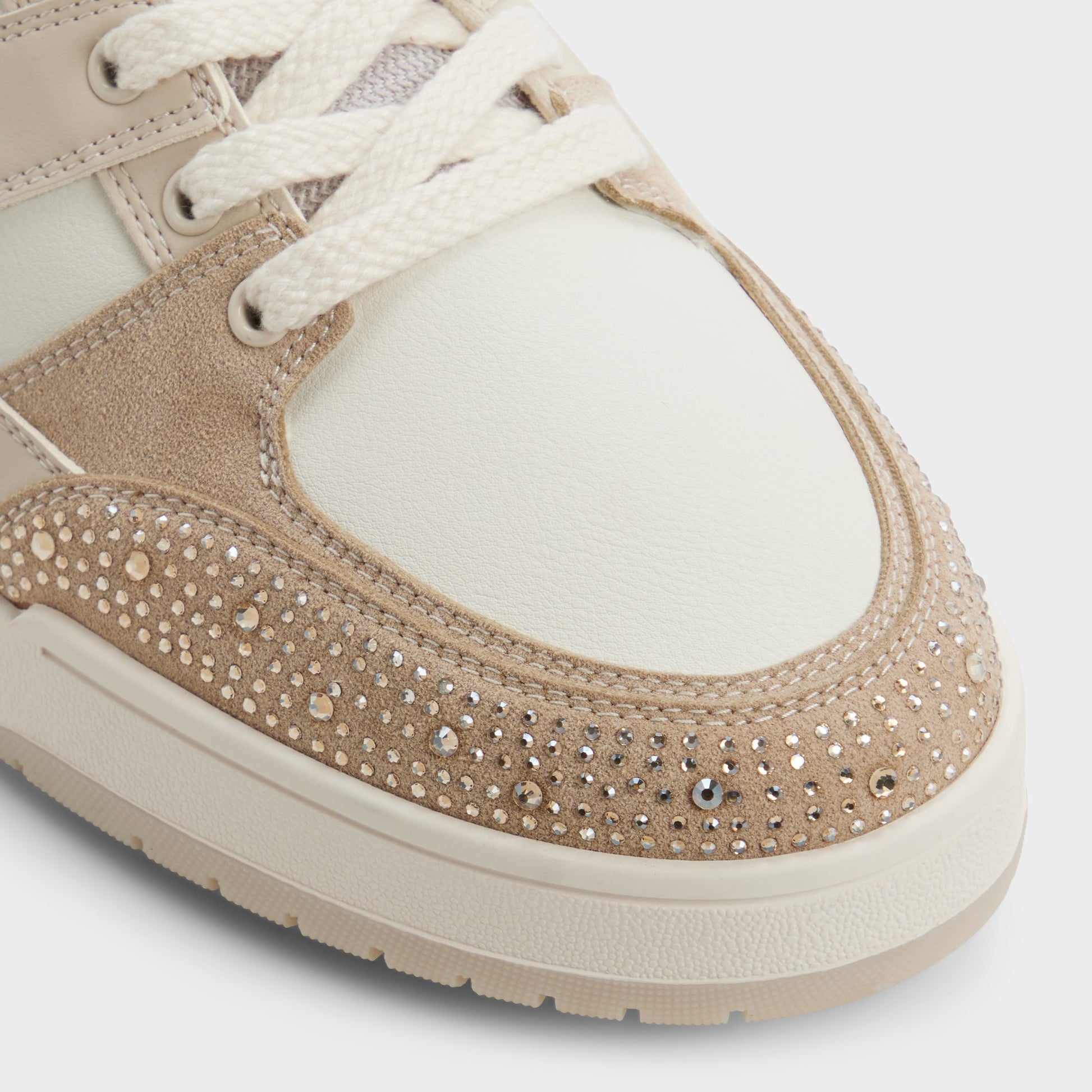 Close-up of the Light beige Kian Low top sneaker