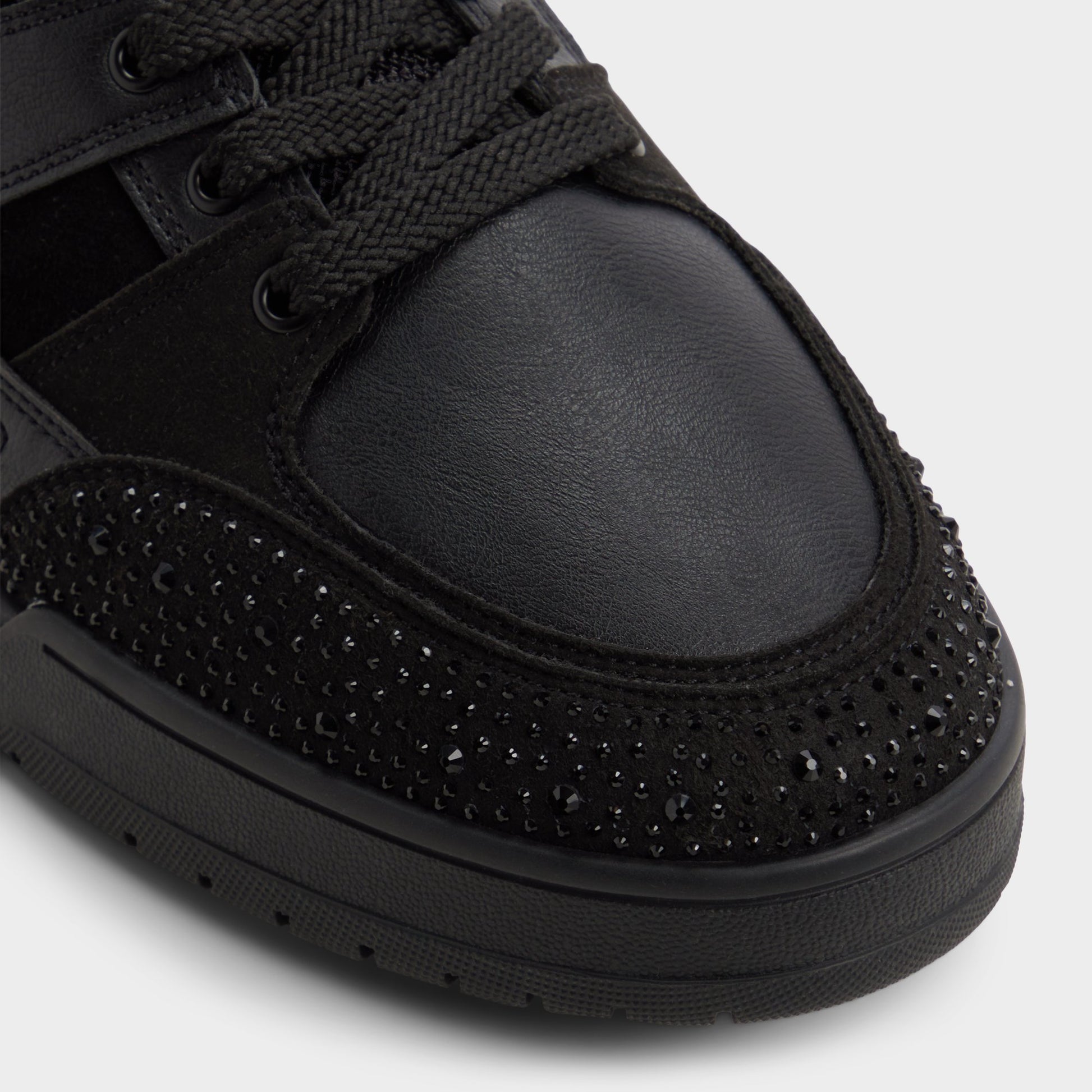 Close-up of the Black Kian Low top sneaker
