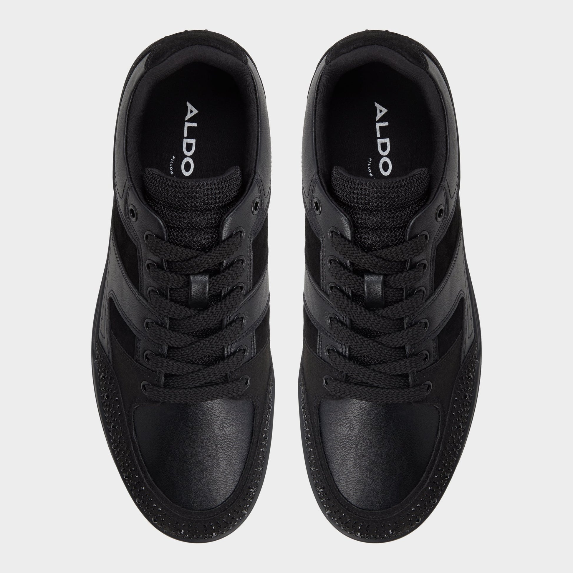 Top-down view of the Black Kian Low top sneaker
