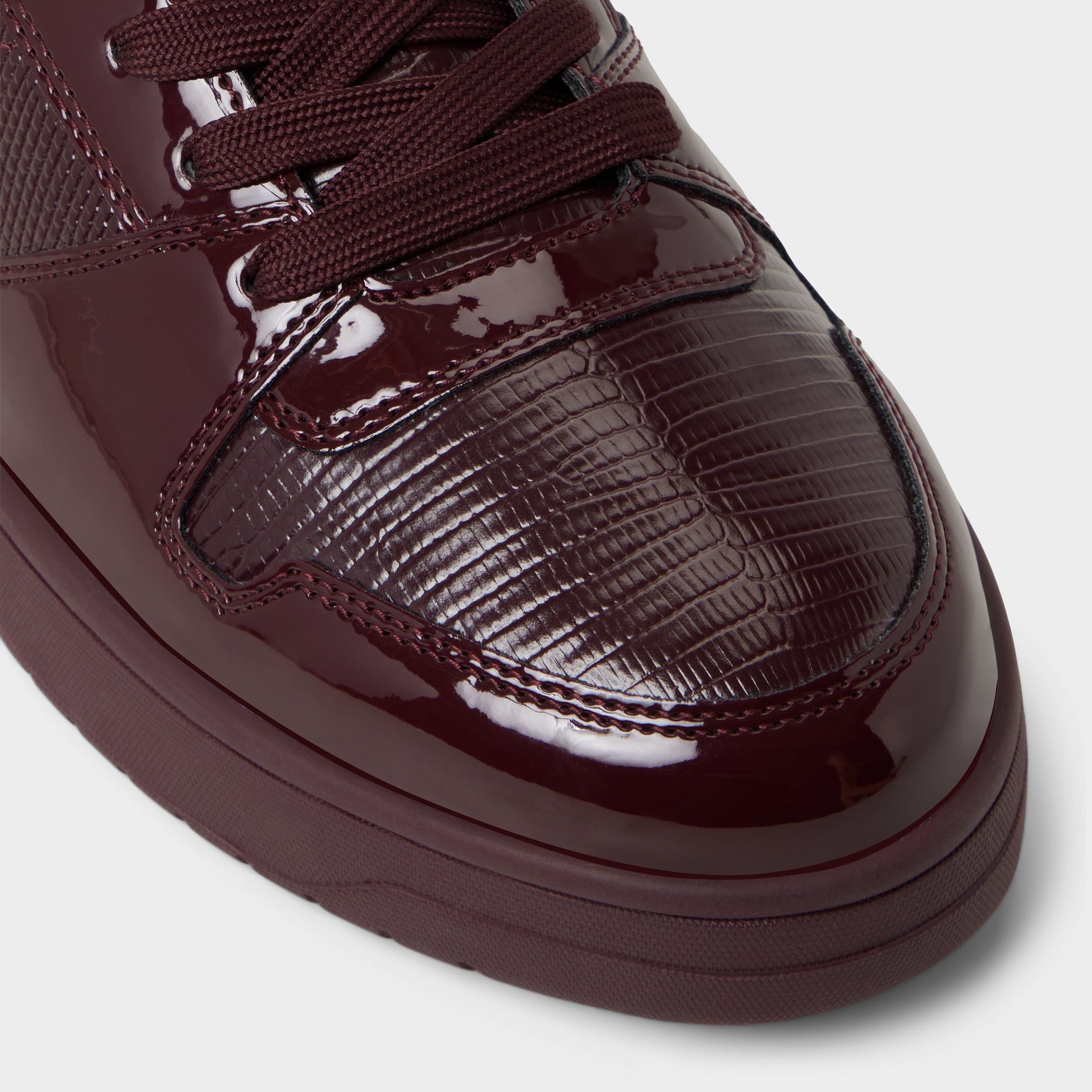 Close-up of the Bordo Zethan Low top sneaker