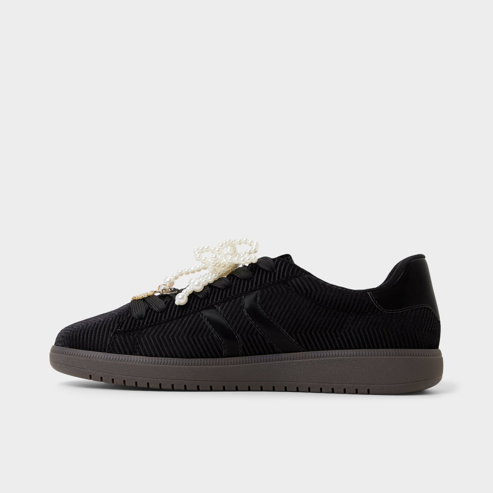 Side view of Black/black Chicsneaker2 Low top sneaker