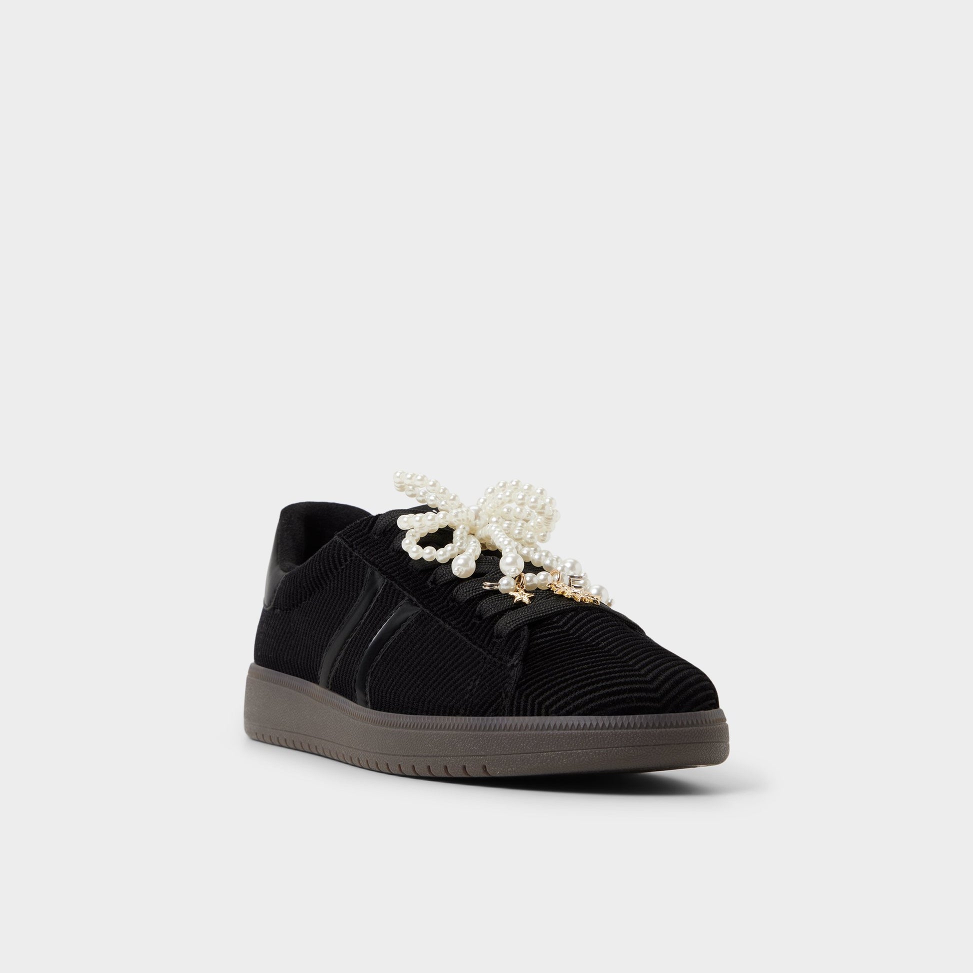 Three-quarter angle of Black/black Chicsneaker2 Low top sneaker's front side