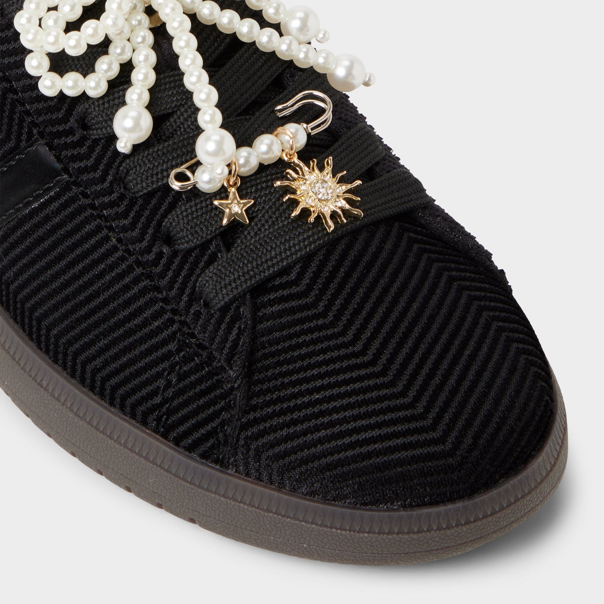 Close-up of the Black/black Chicsneaker2 Low top sneaker