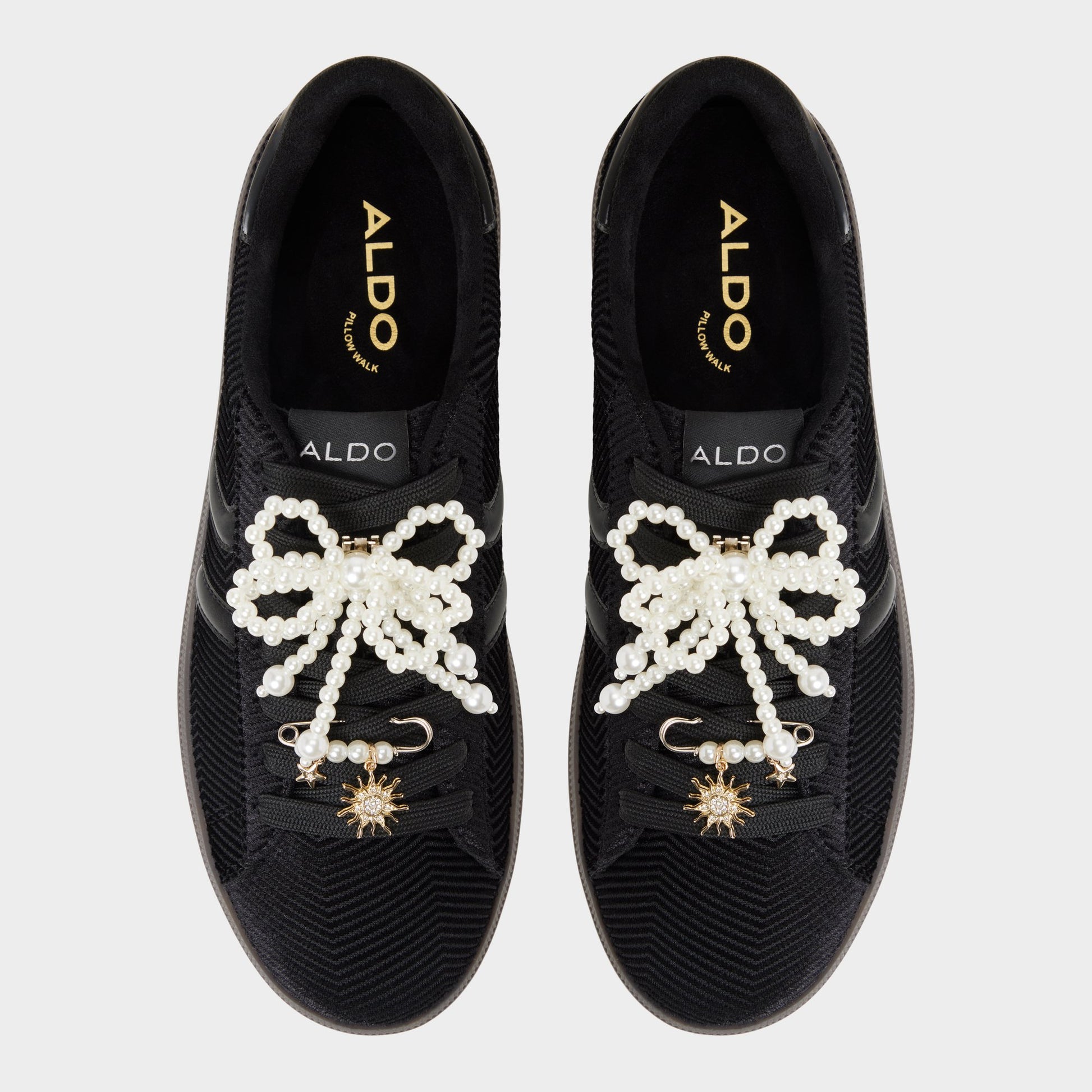 Top-down view of the Black/black Chicsneaker2 Low top sneaker