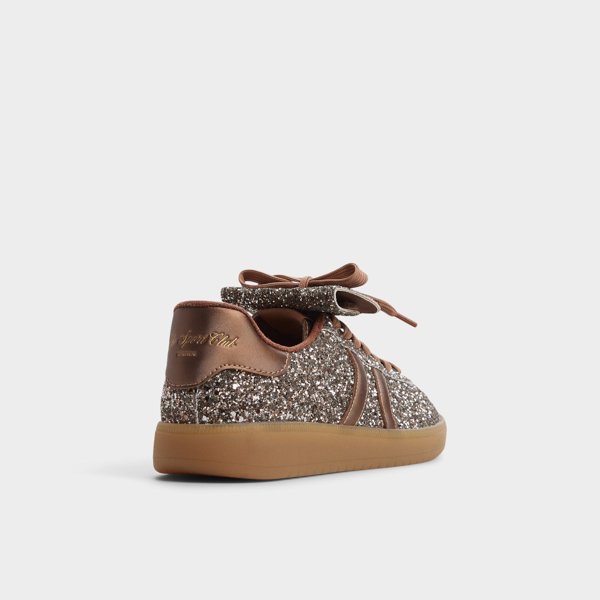 Angle de trois quarts de l'arrière de Bronze Itsneaker Sneaker