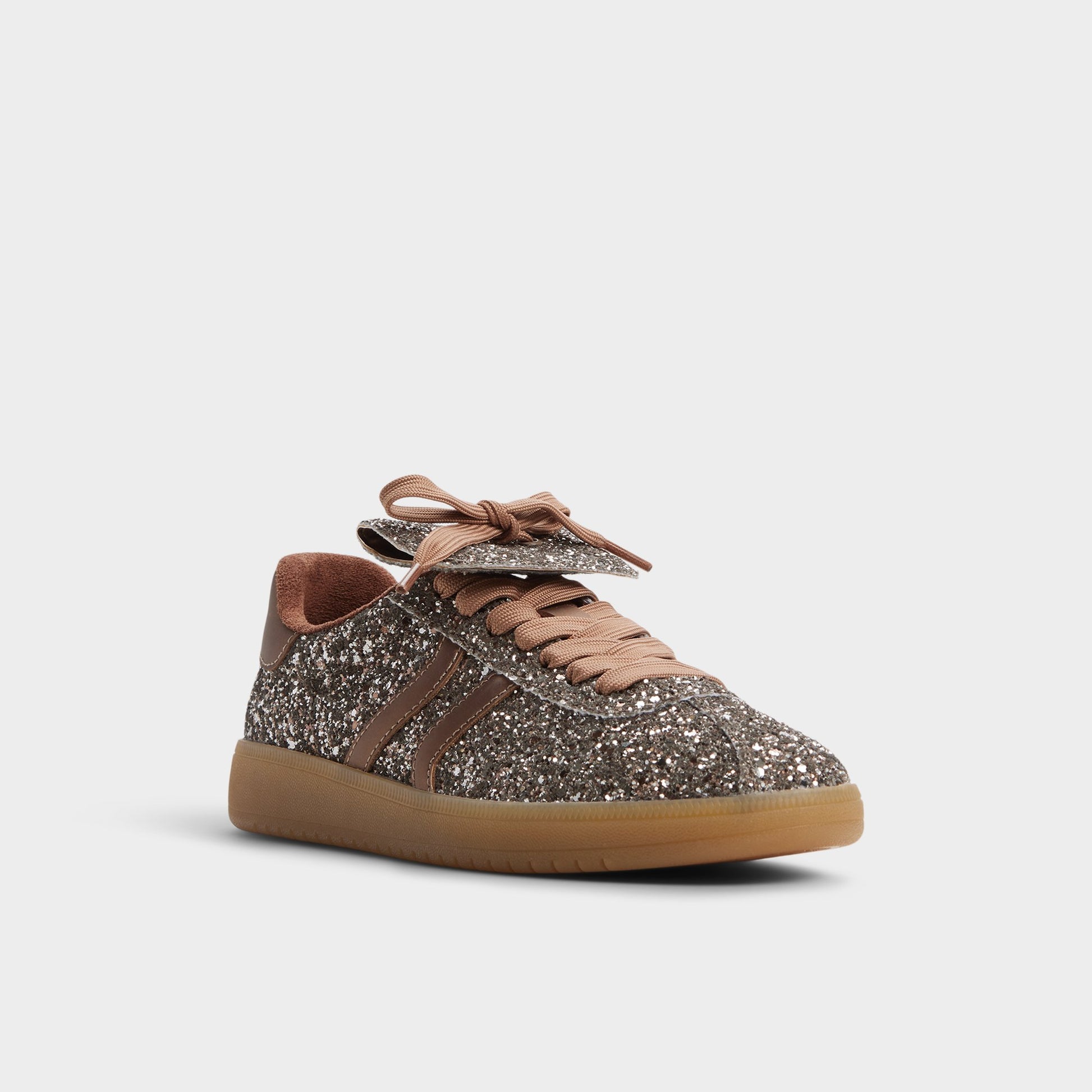 Angle de trois quarts de la face avant de Bronze Itsneaker Sneaker