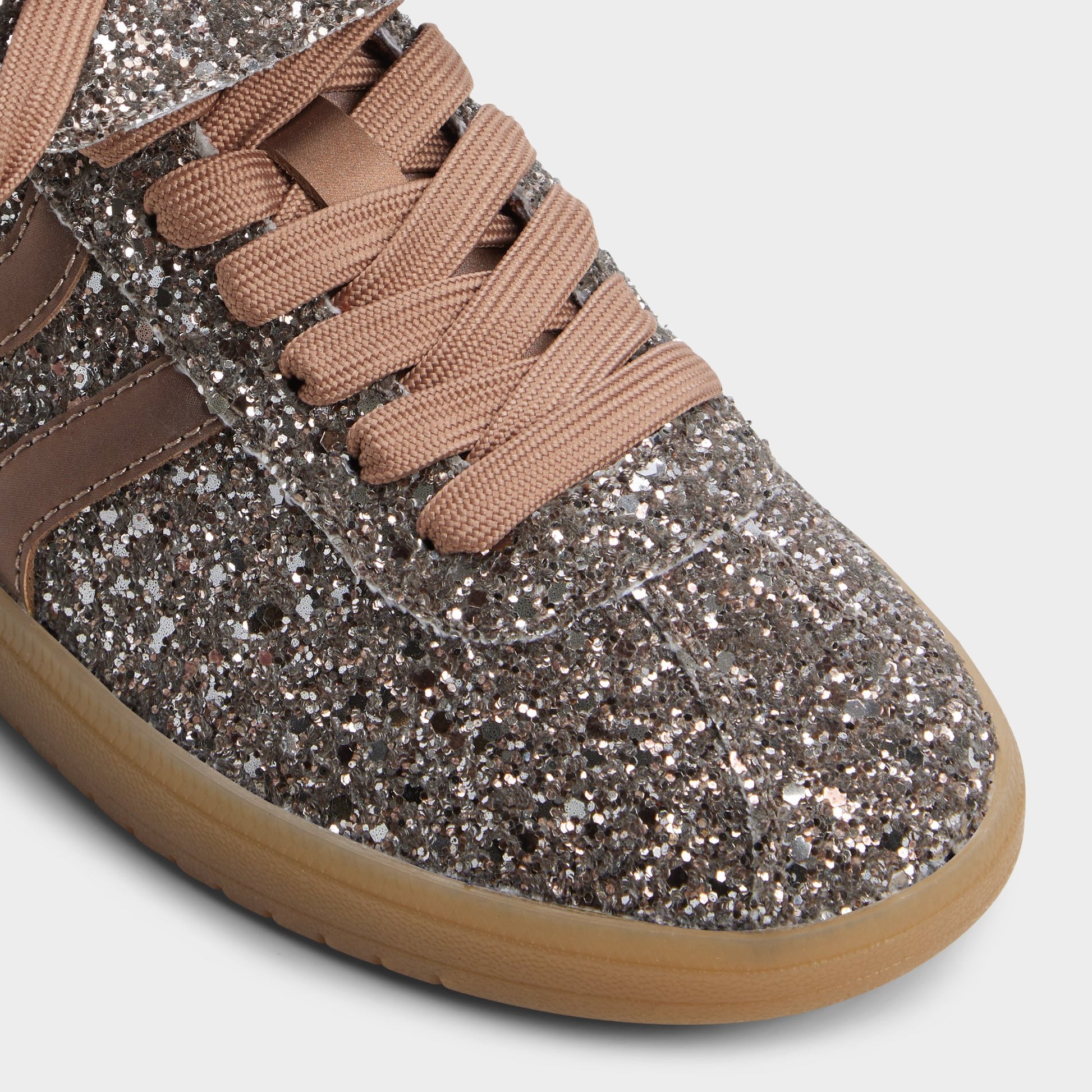 Gros plan de la Bronze Itsneaker Sneaker