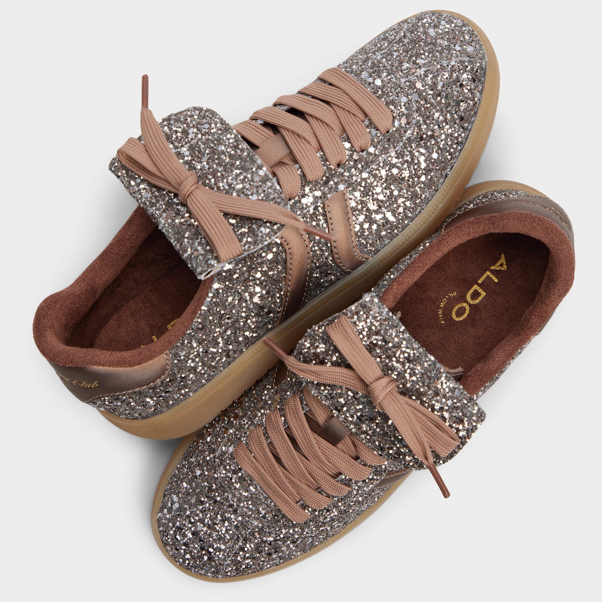 Vue en surbrillance d'une paire de Bronze Itsneaker Sneaker s