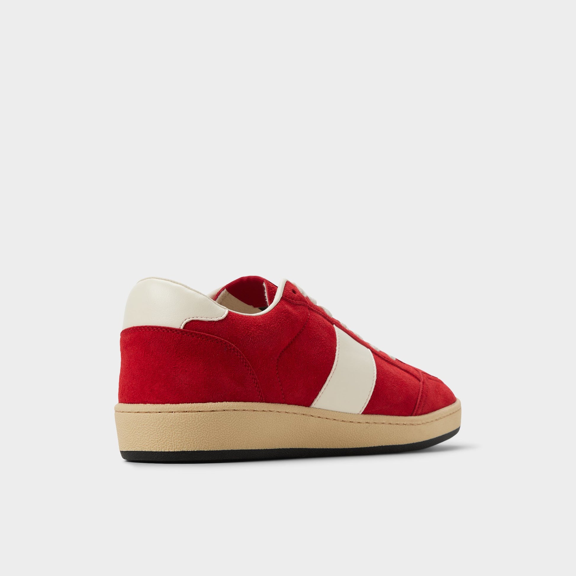 Angle de trois quarts de l'arrière de Rouge Roscoe Sneaker bas