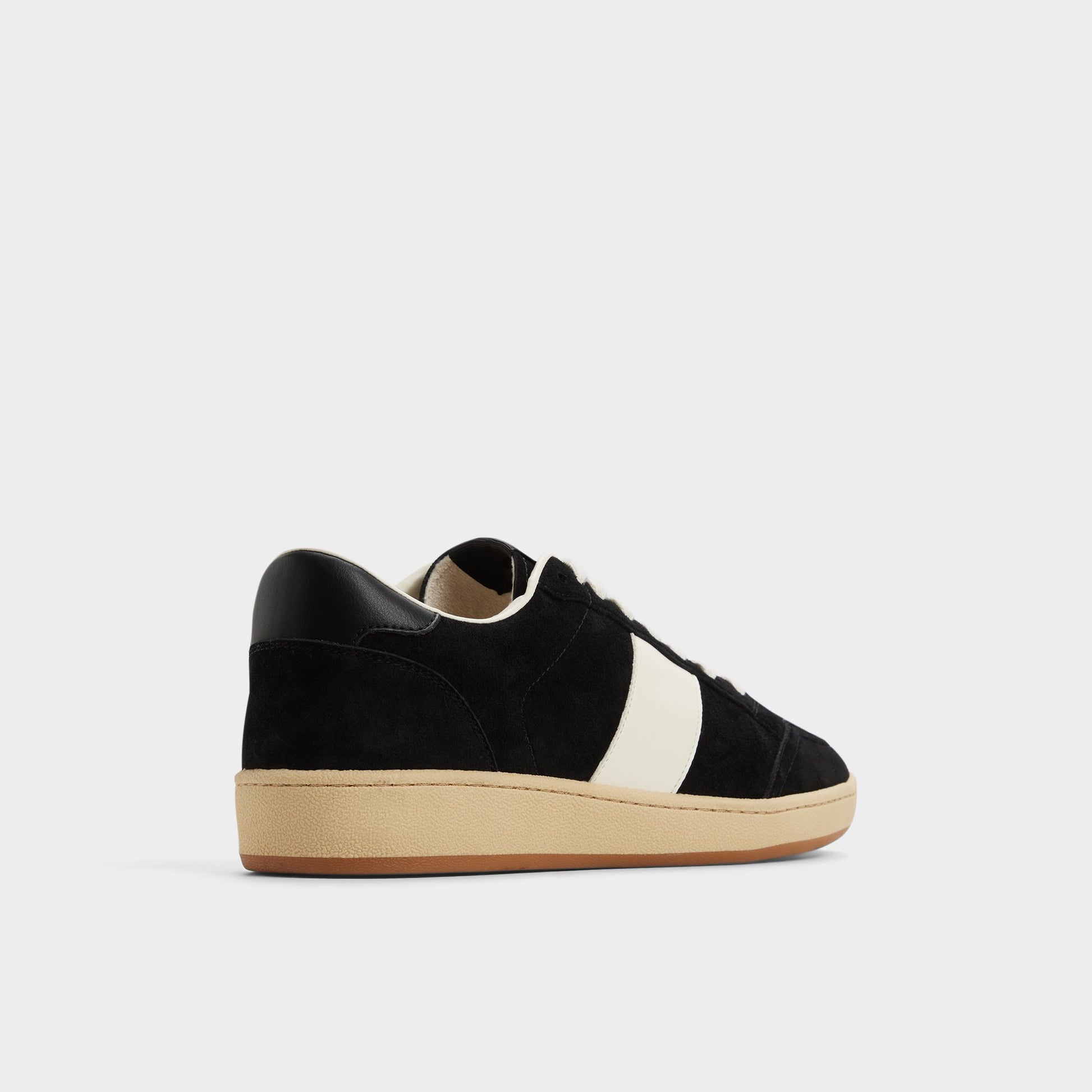 Angle de trois quarts de l'arrière de Noir Roscoe Sneaker bas