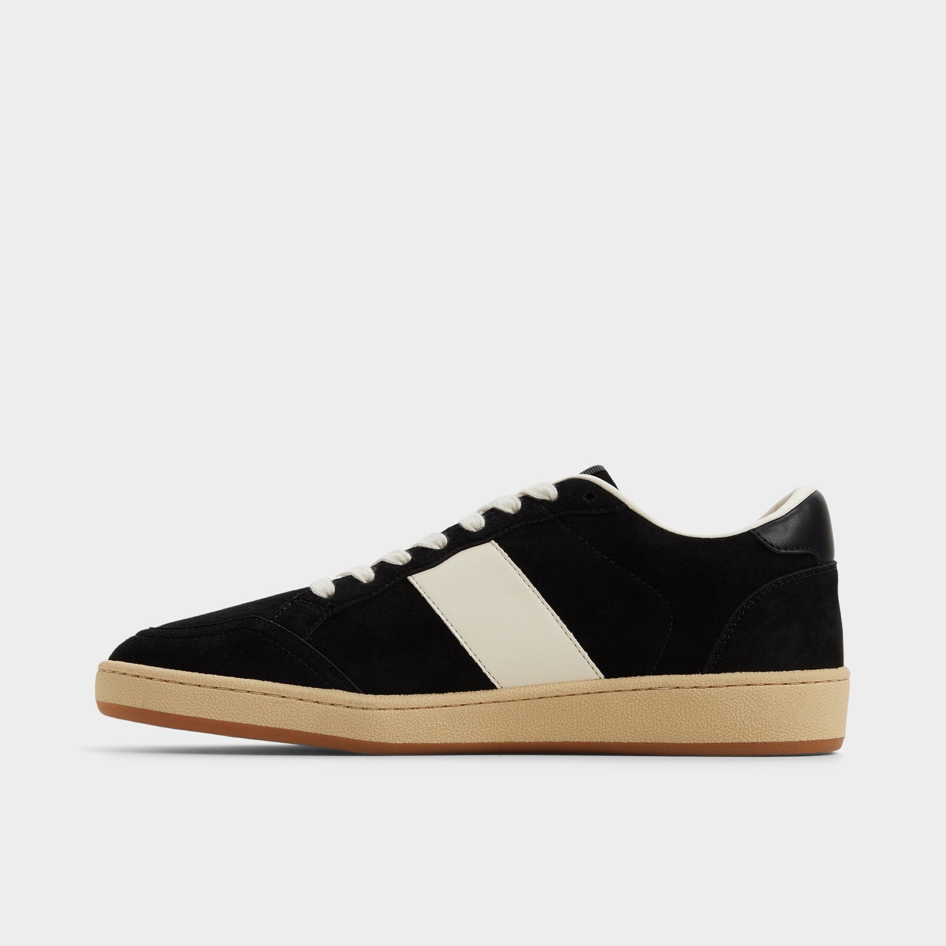 Vue latérale de Noir Roscoe Sneaker bas