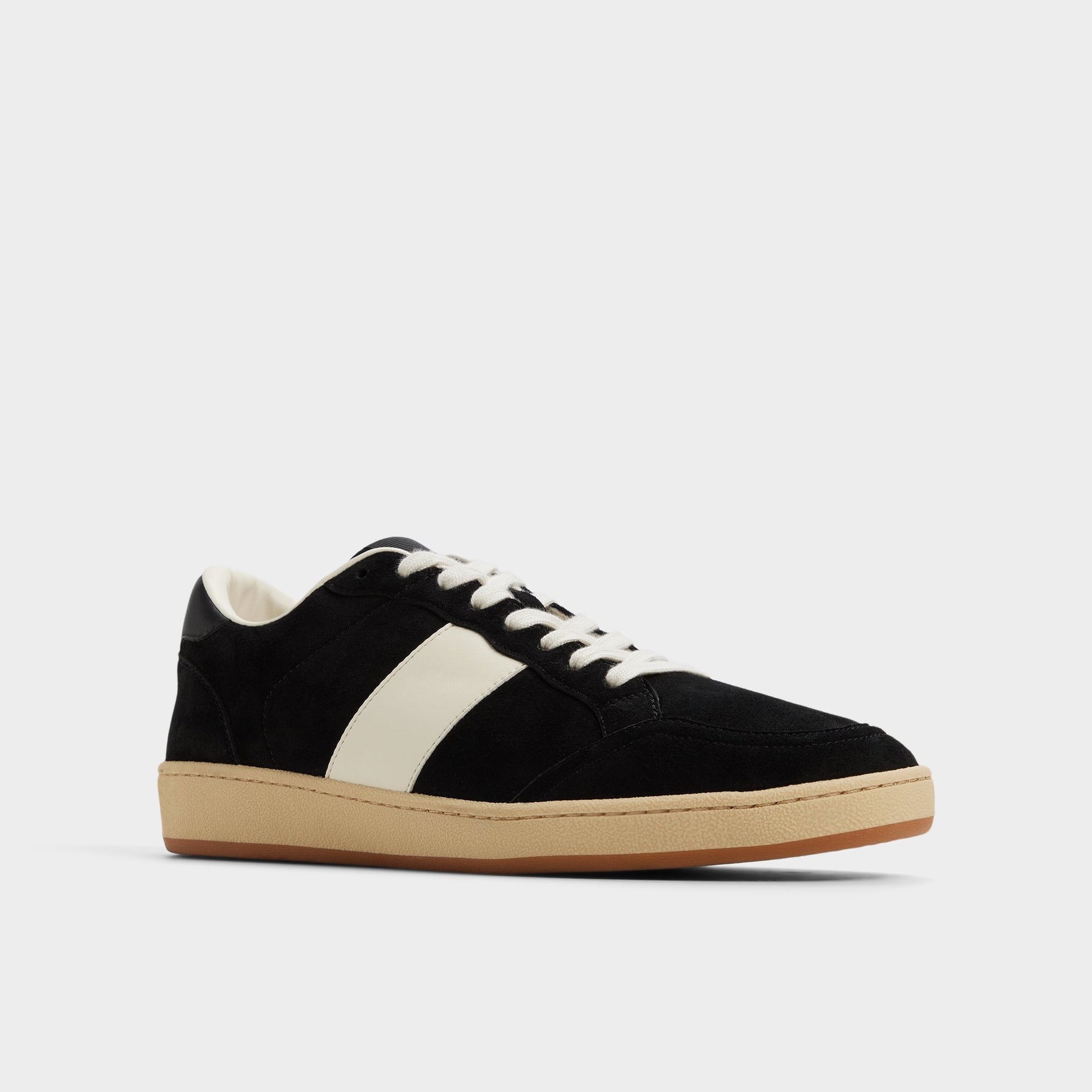 Angle de trois quarts de la face avant de Noir Roscoe Sneaker bas