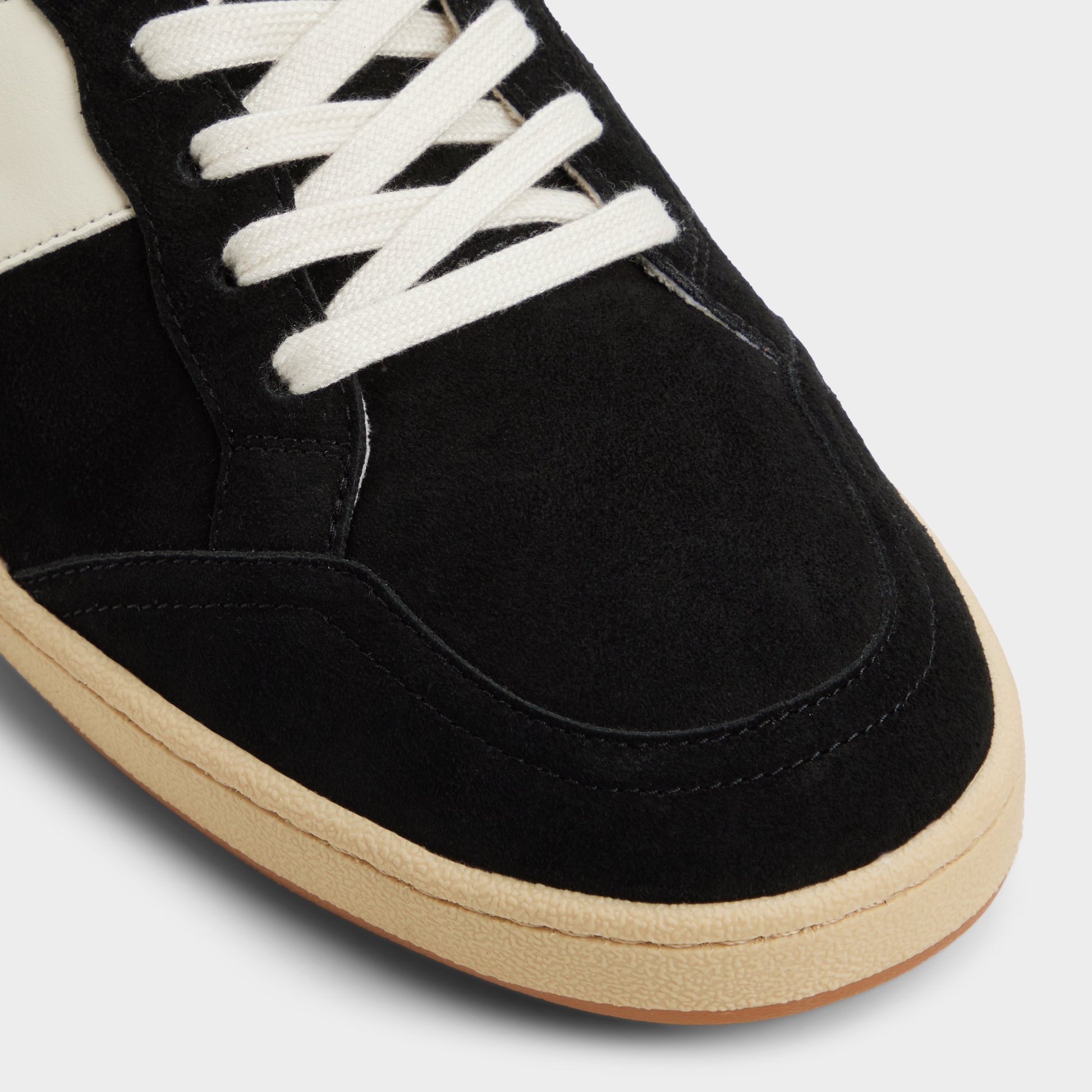 Gros plan de la Noir Roscoe Sneaker bas