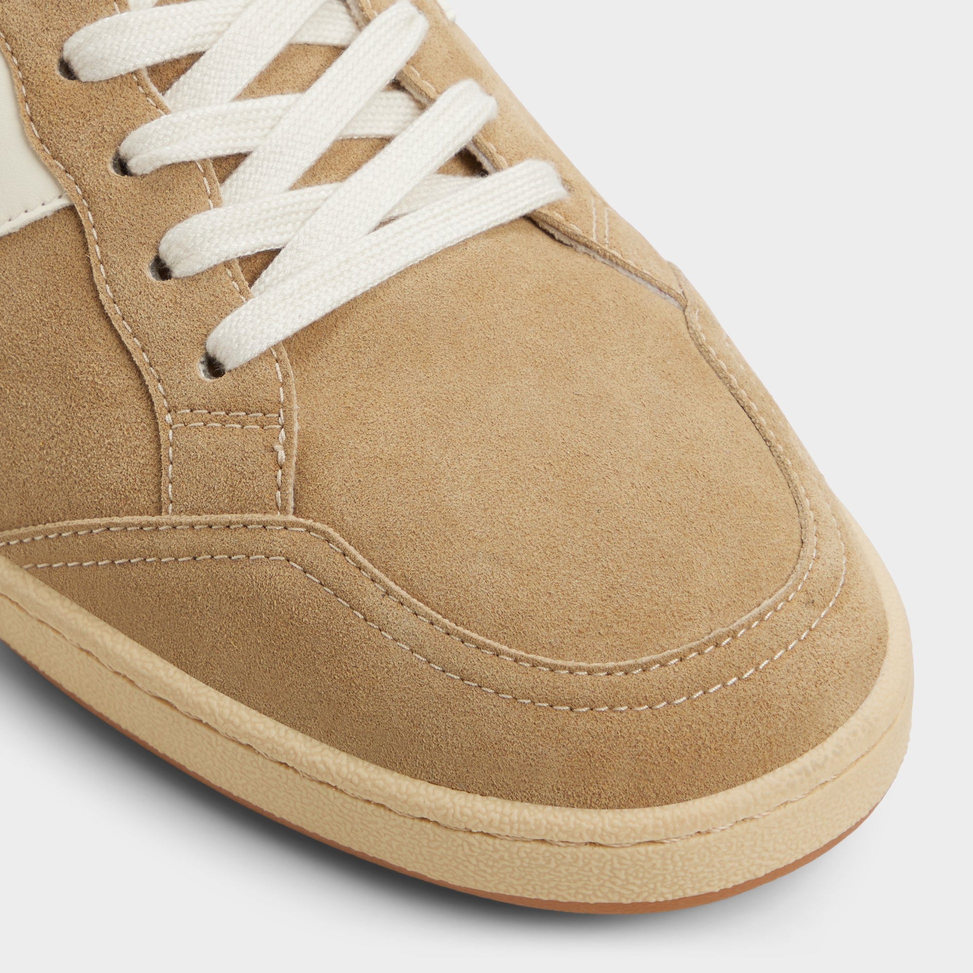 Close-up of the Sand Roscoe Low top sneaker