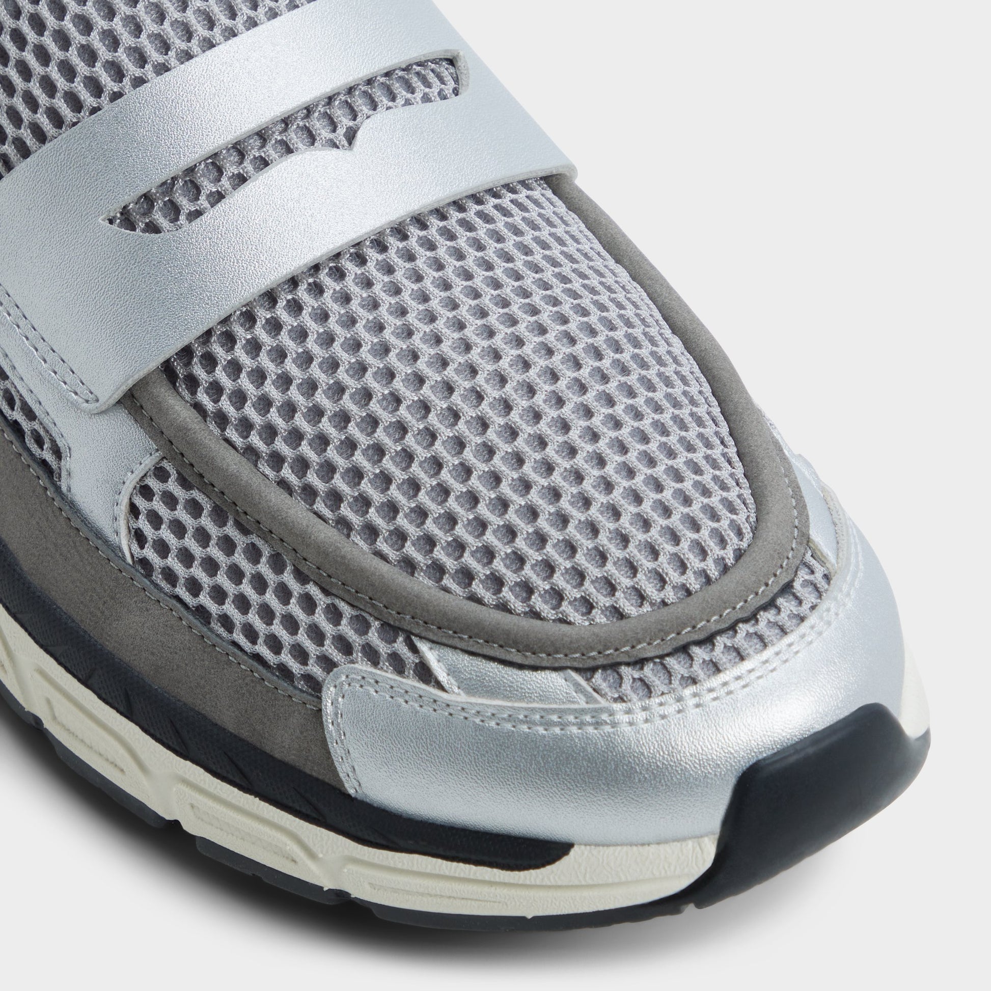 Close-up of the Light grey Loafersnkr Slip-on sneaker