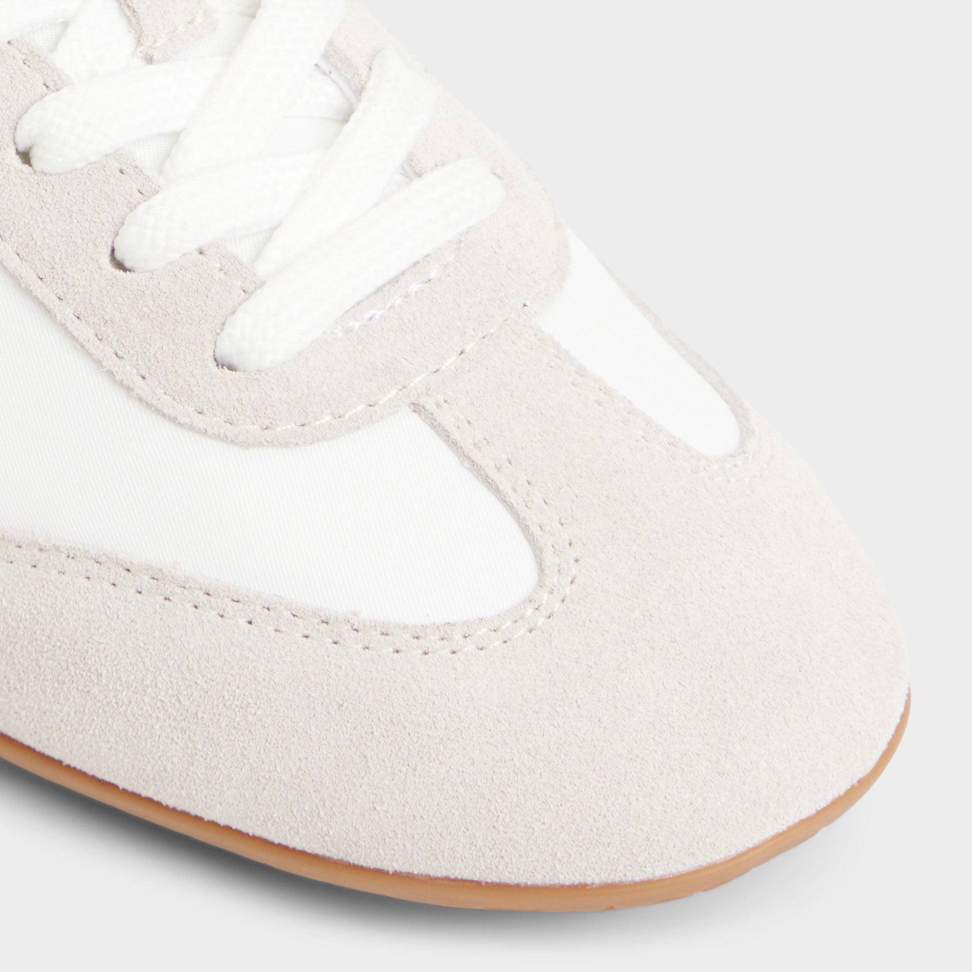 Close-up of the White/grey Coolchic Jogger sneaker