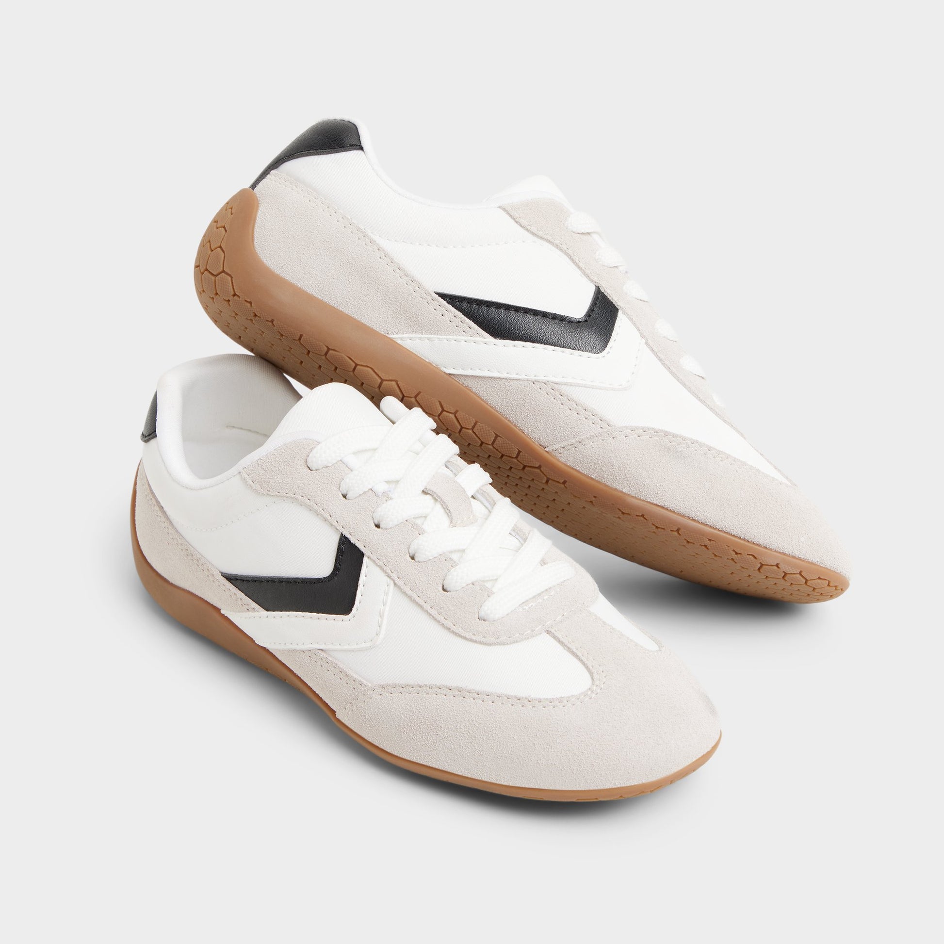 Highlighted view of a pair of White/grey Coolchic Jogger sneakers