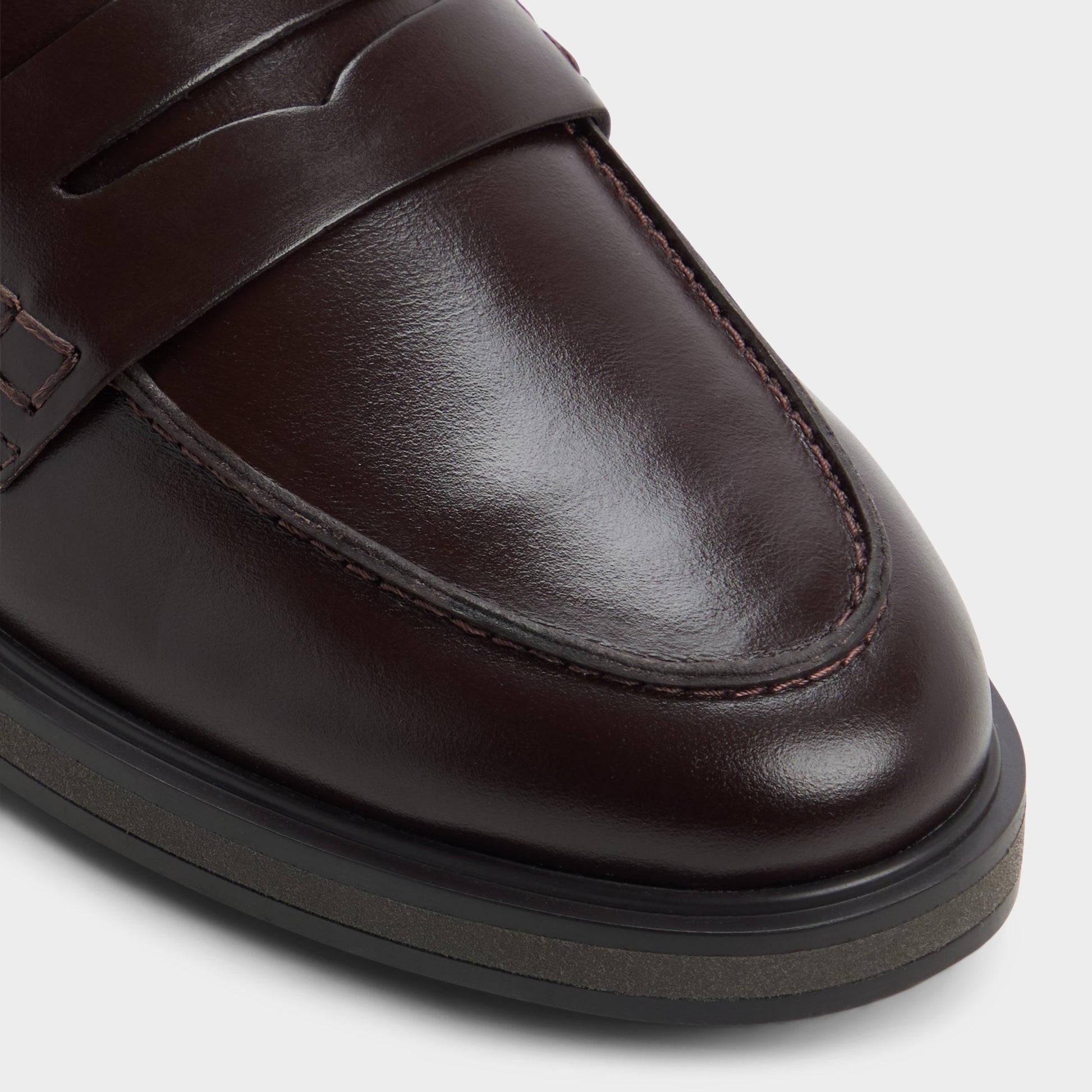 Close-up of the Medium Brown Lededanten Loafer