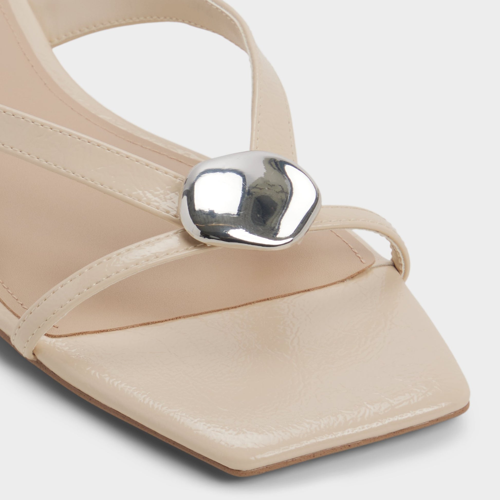 Close-up of the Beige Iliria Slide sandal