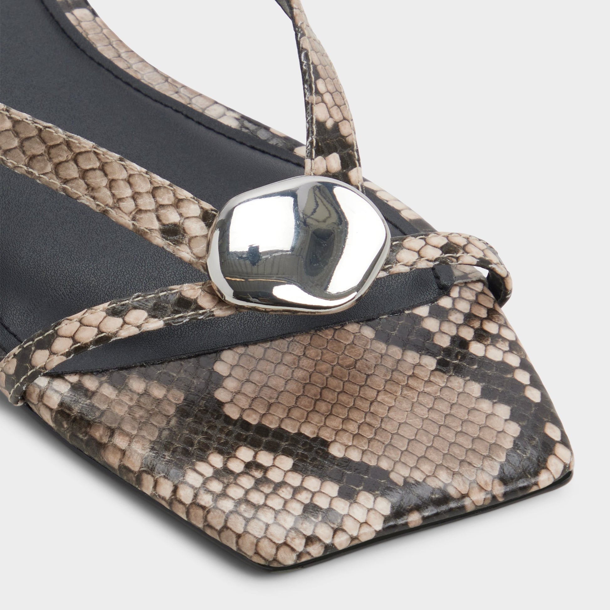 Close-up of the White/black Iliria Slide sandal