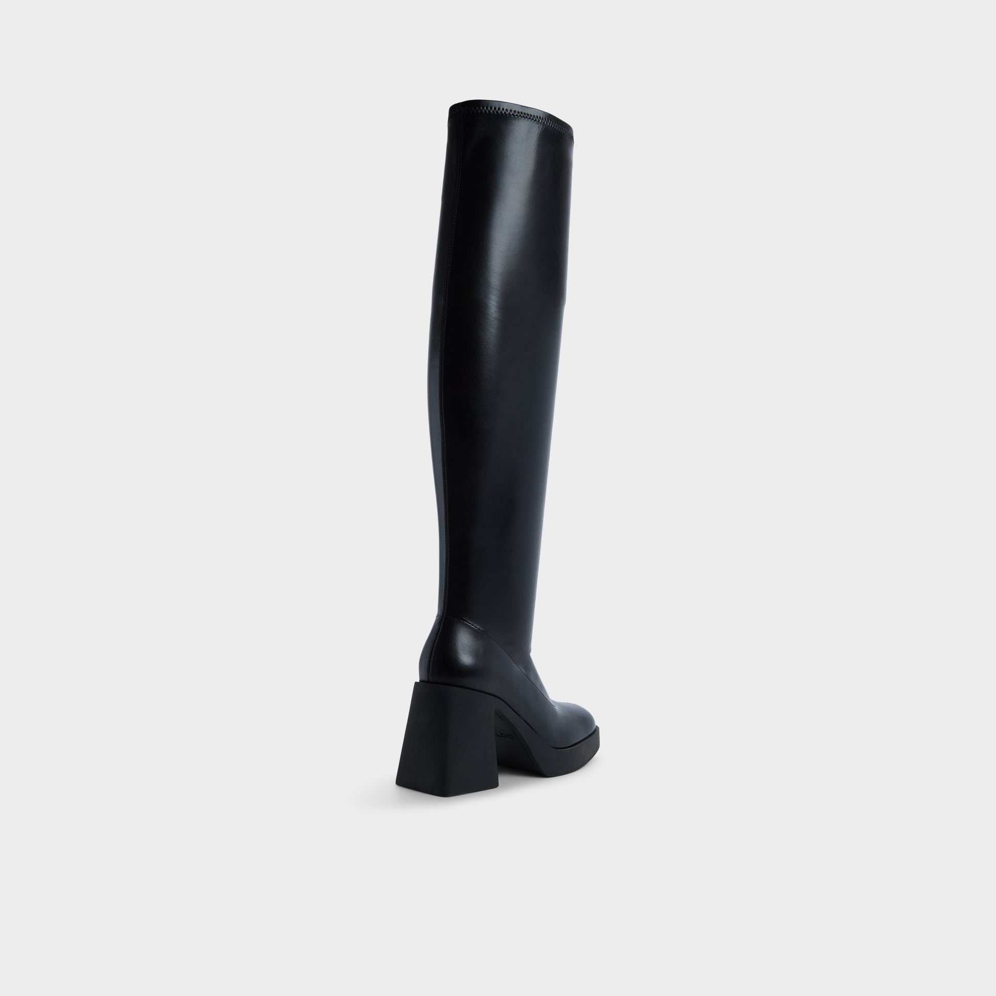 Angle de trois quarts de l'arrière de Noir Maritza Botte au-dessus du genou
