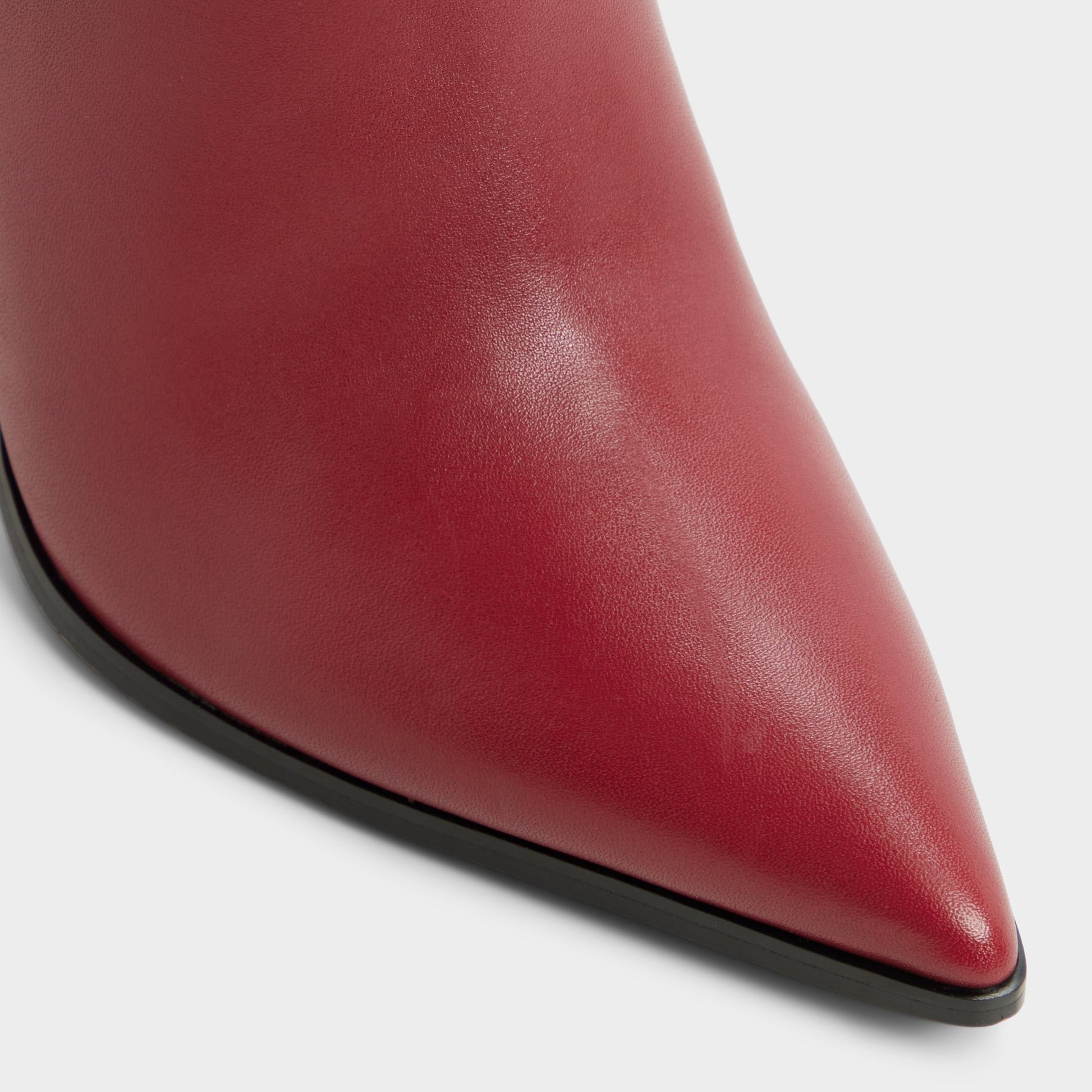 Close-up of the Dark Red Maellie-wc Knee-high boot