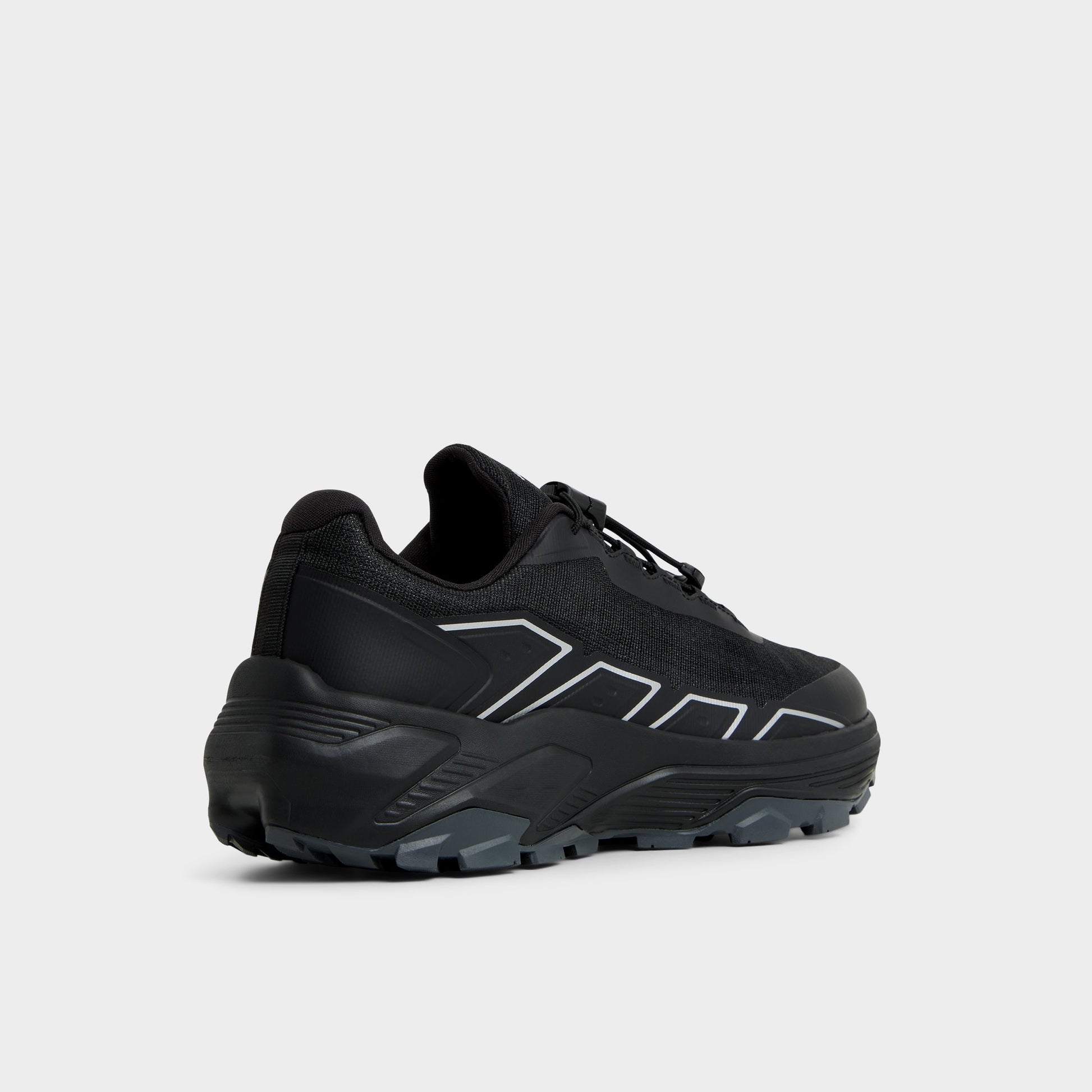 Angle de trois quarts de l'arrière de Autre Noir Franki Sneaker bas