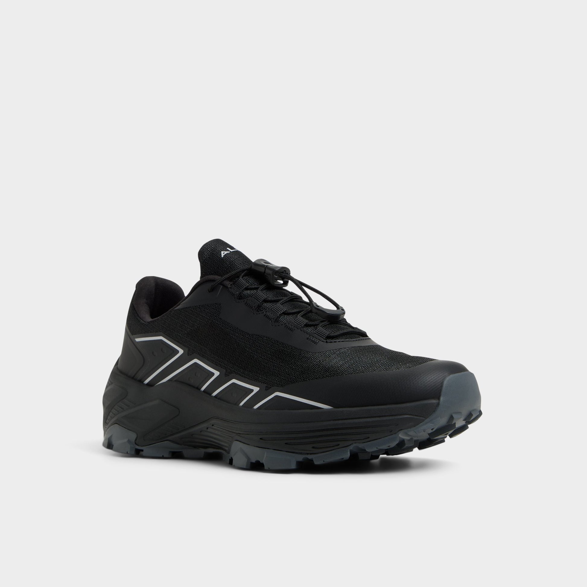 Angle de trois quarts de la face avant de Autre Noir Franki Sneaker bas