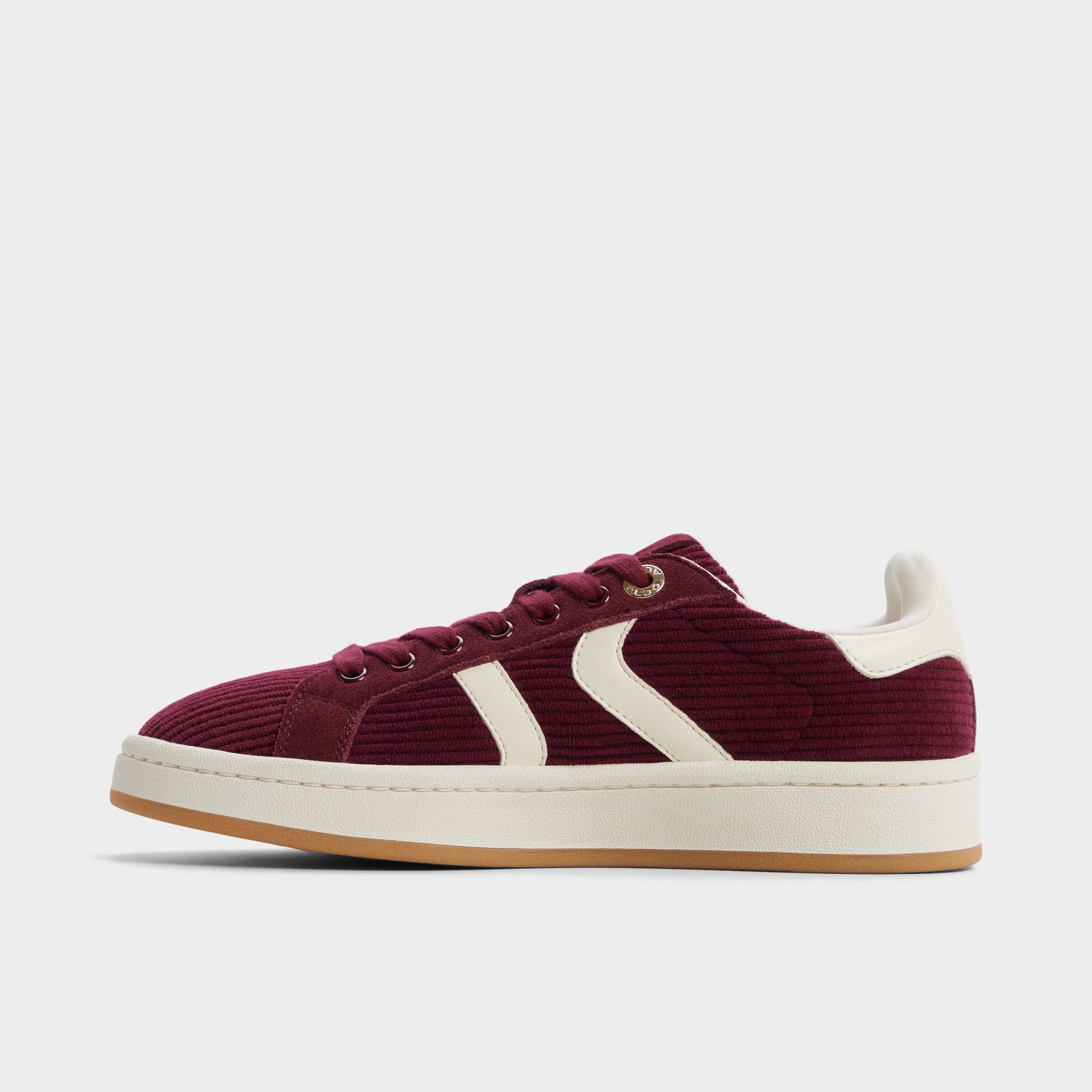Side view of Bordo Retrochic Low top sneaker