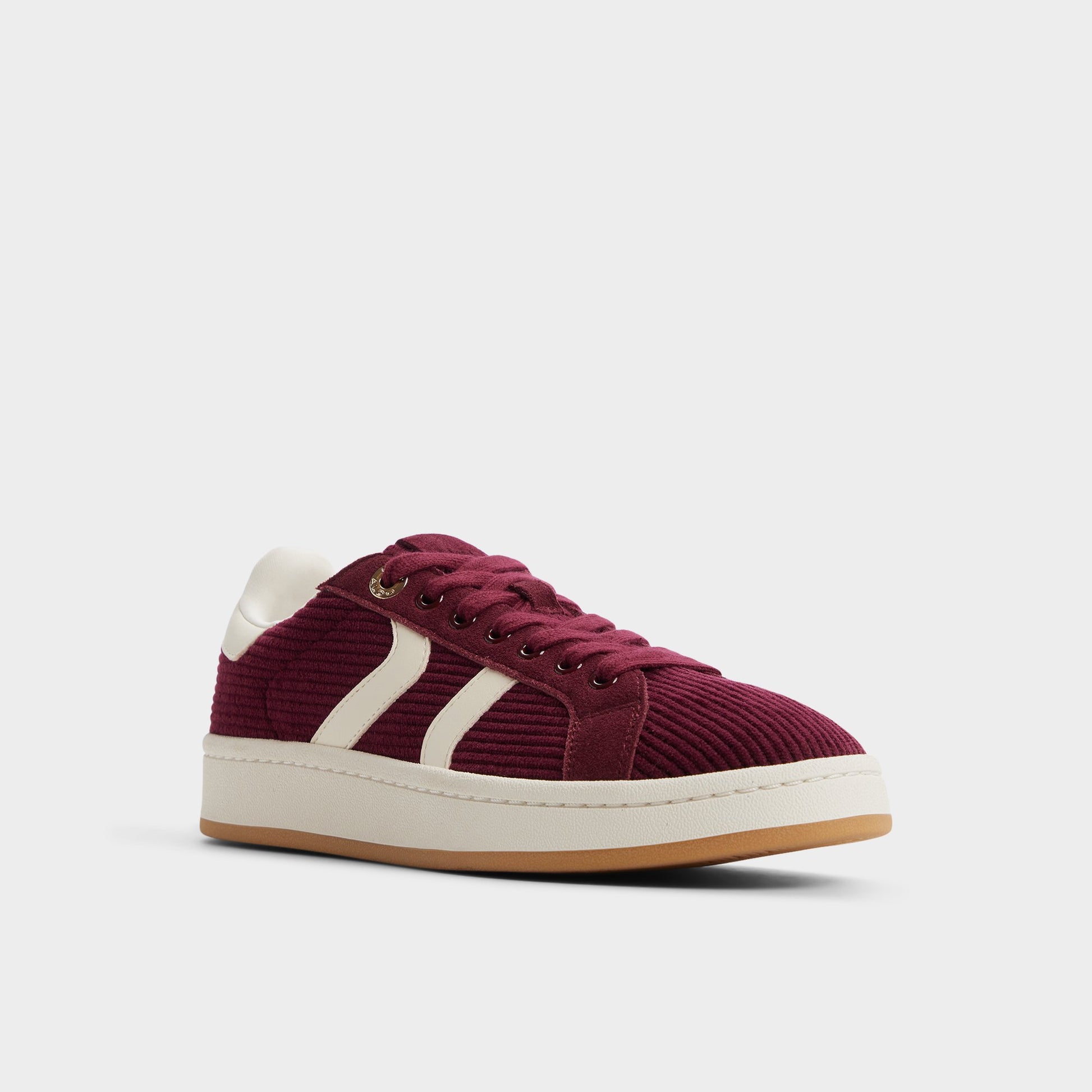 Three-quarter angle of Bordo Retrochic Low top sneaker's front side