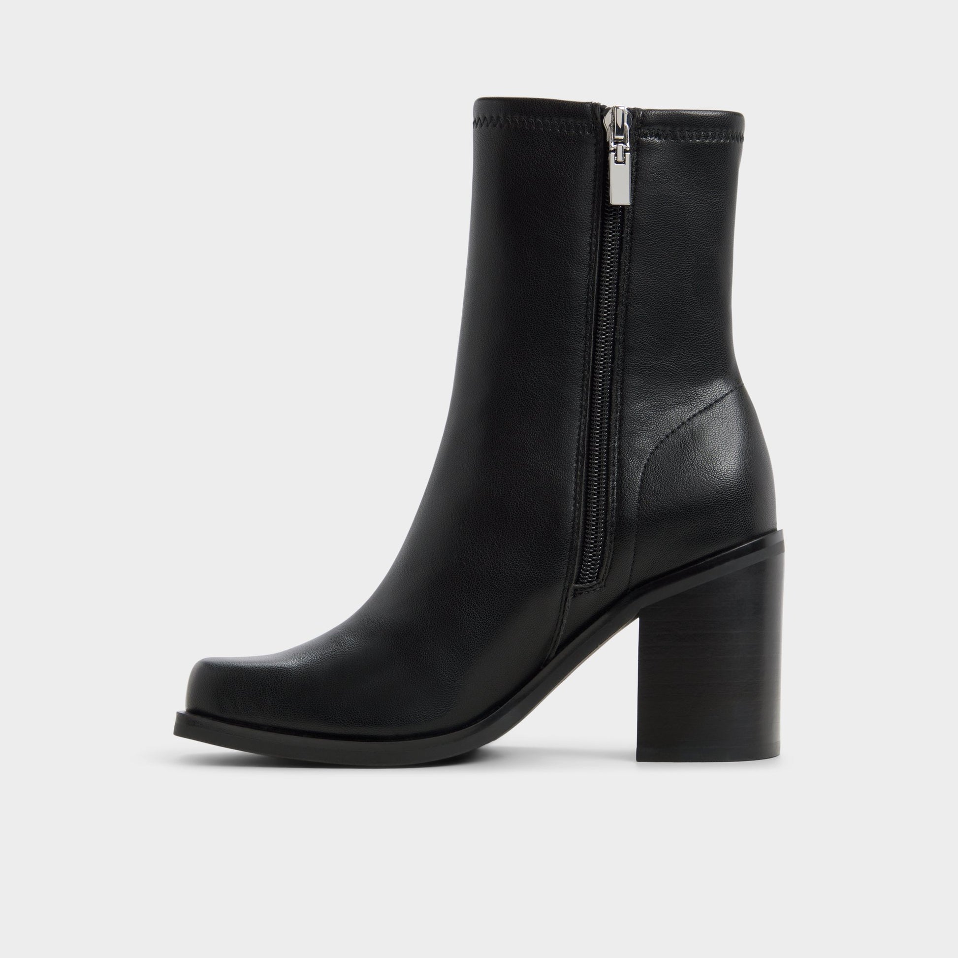 Vue latérale de Noir Joma Bottillon