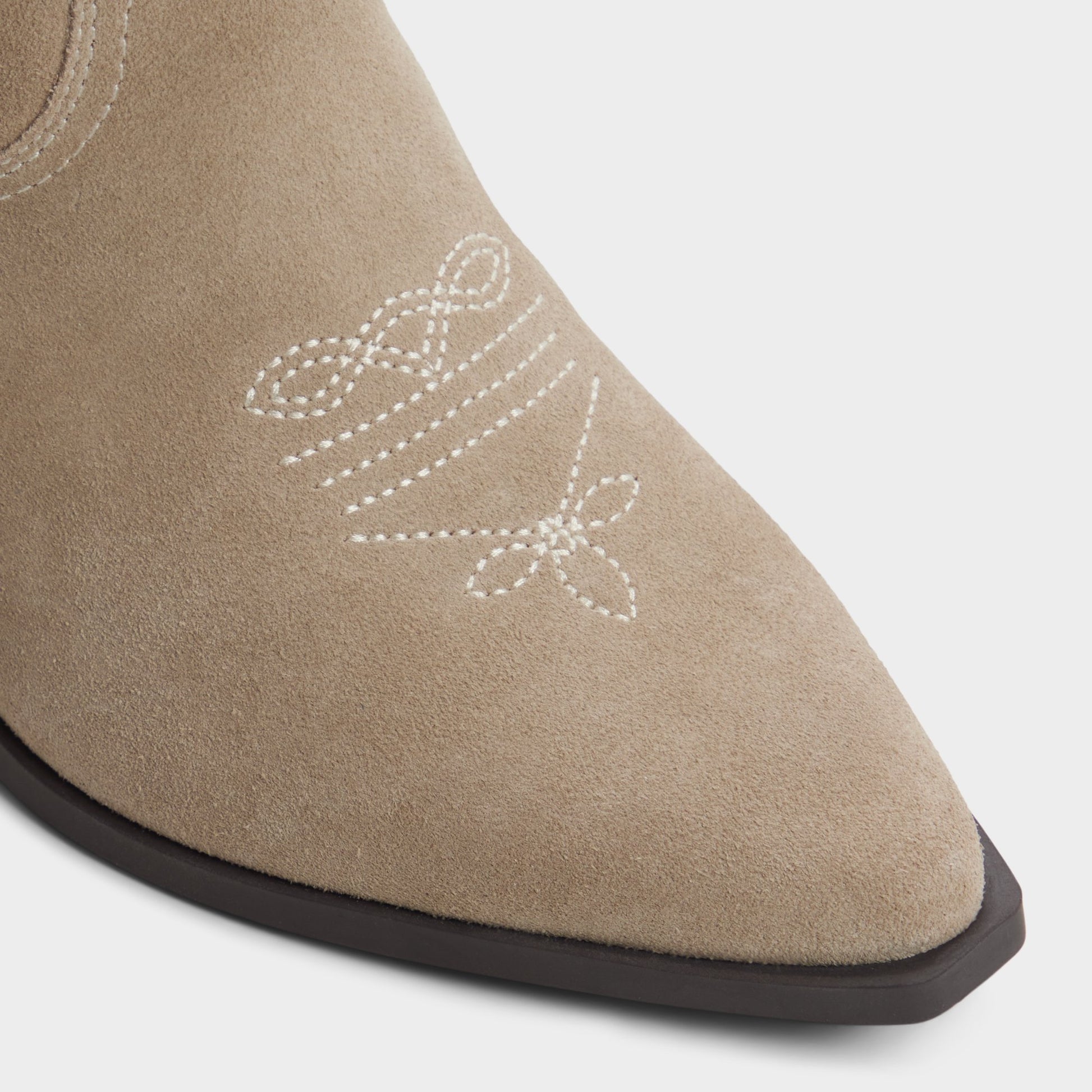 Gros plan de la Kaki Ybe Botte western mi-mollet