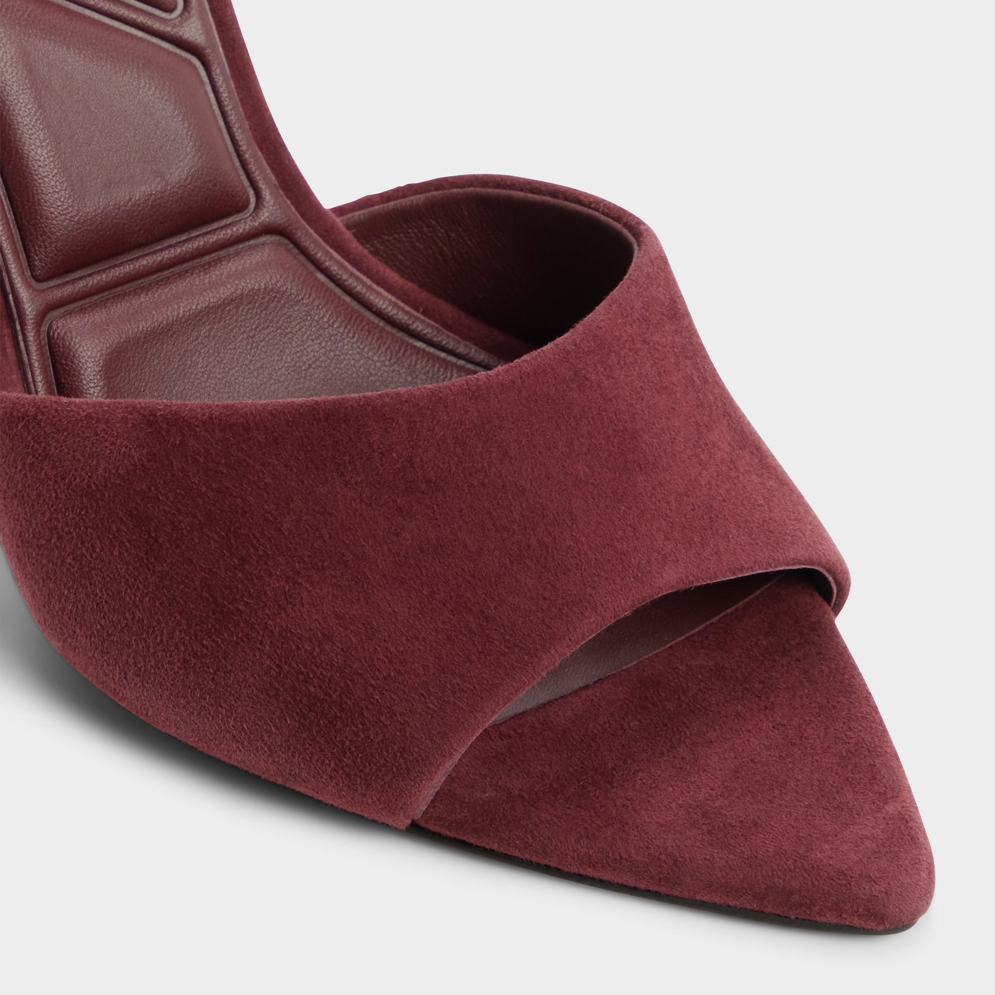 Close-up of the Bordo Seashella Heeled mule