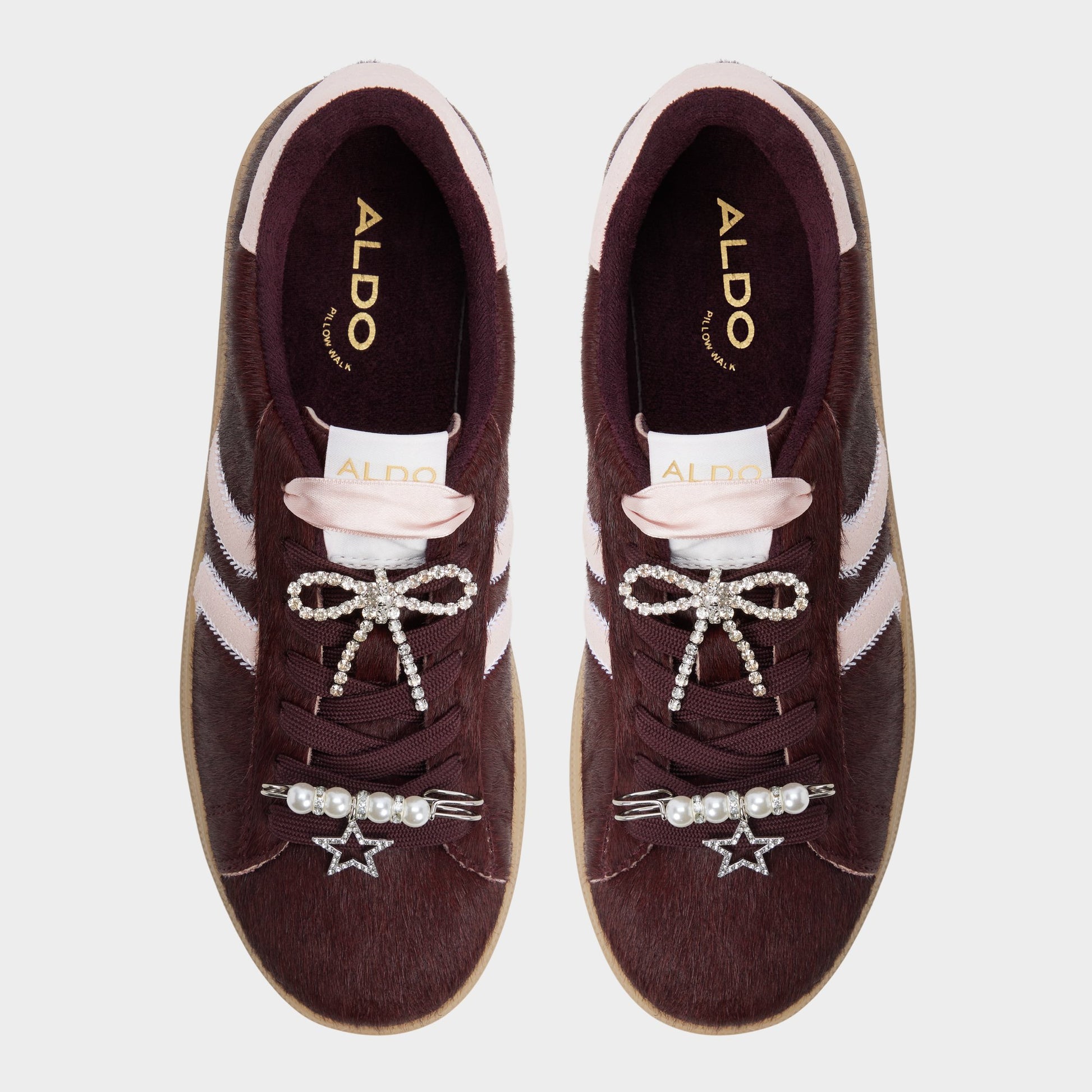 Top-down view of the Open Red Chicsneaker2 Low top sneaker